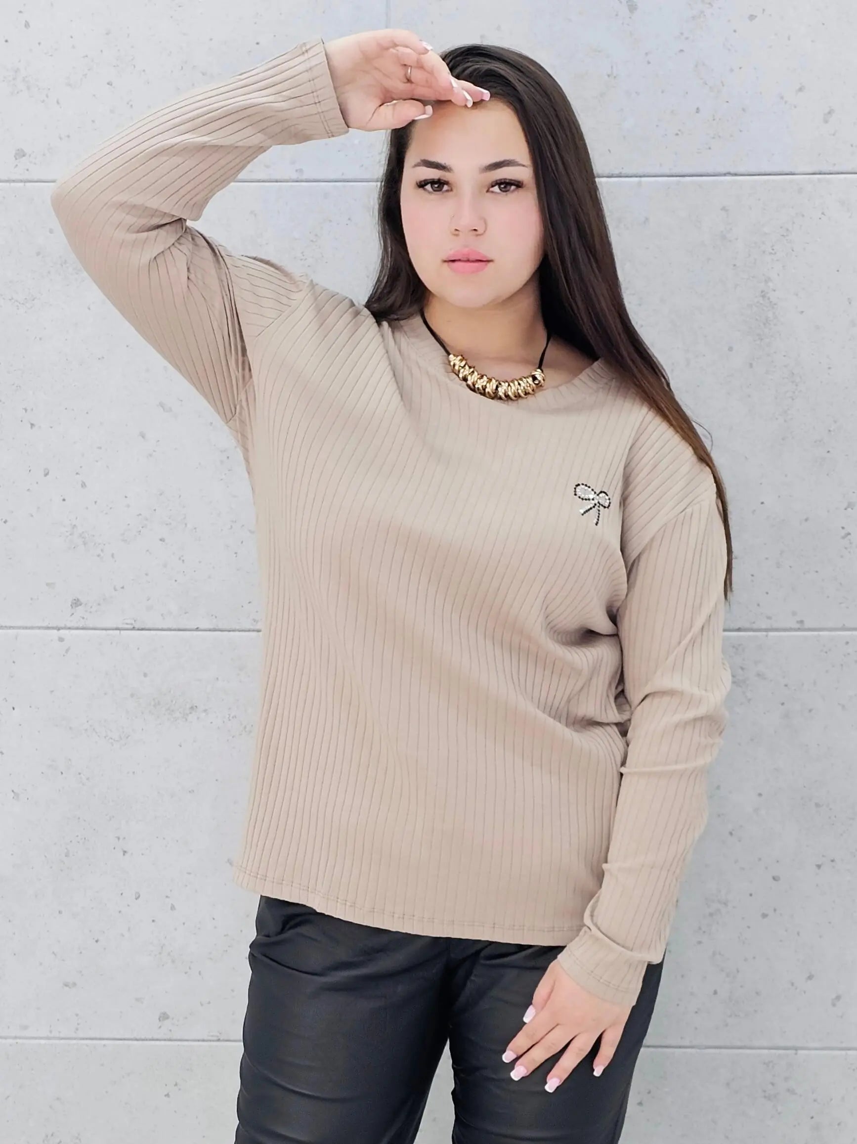 Bluzka plus size z kokardką – elegancka i wygodna propozycja dla każdej sylwetki Stylowa XL