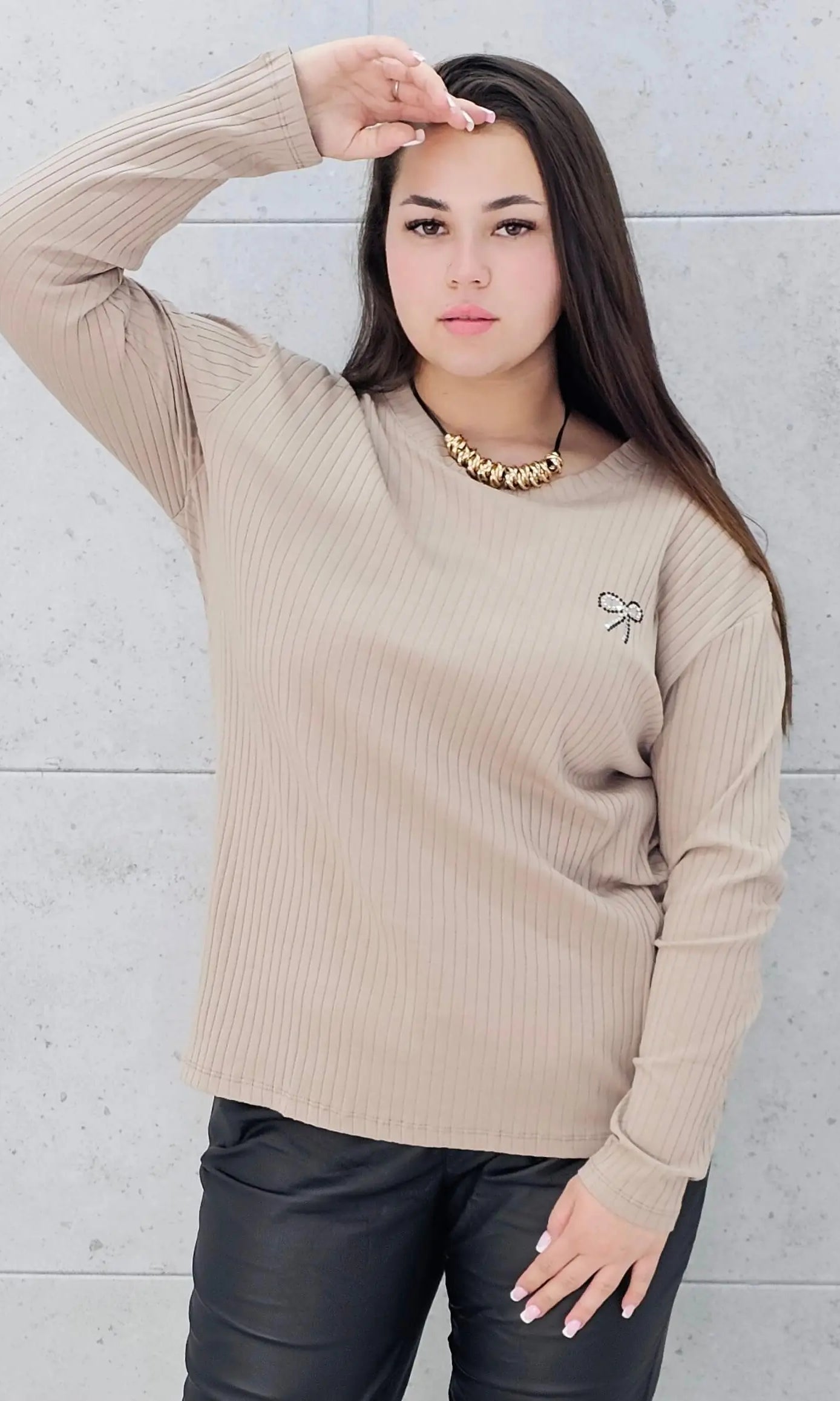 Bluzka plus size z kokardką – elegancka i wygodna propozycja dla każdej sylwetki Stylowa XL