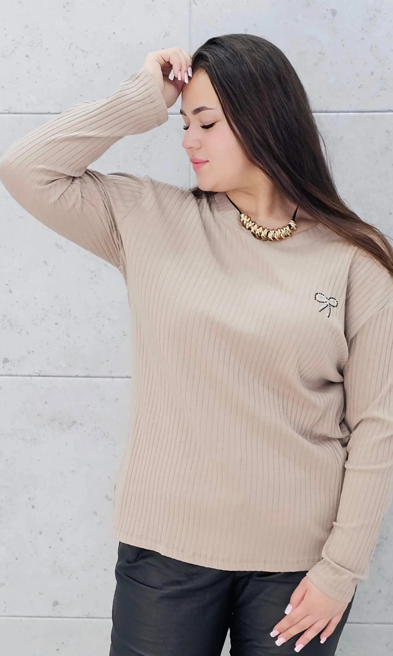 Bluzka plus size z kokardką – elegancka i wygodna propozycja dla każdej sylwetki Stylowa XL