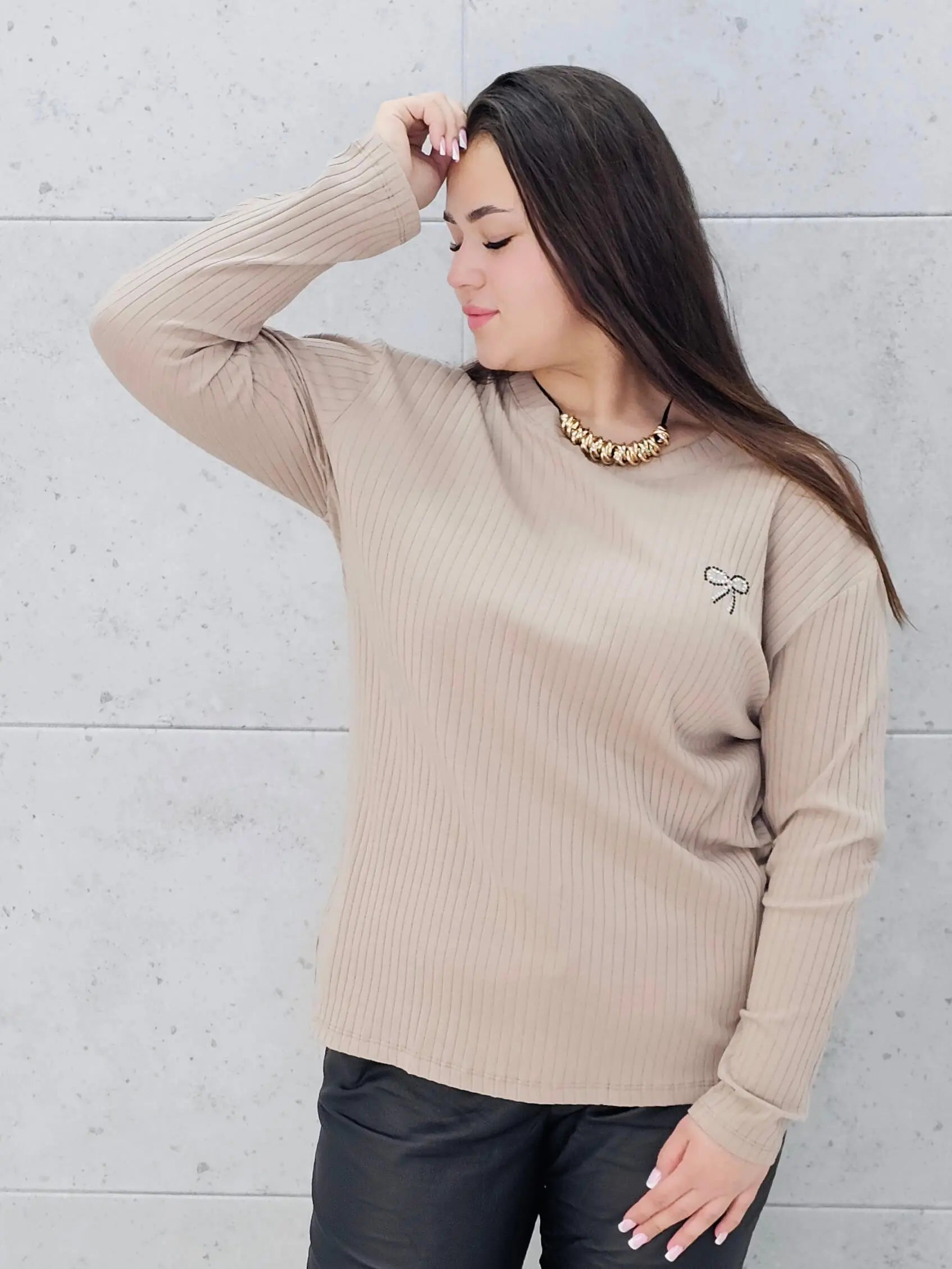 Bluzka plus size z kokardką – elegancka i wygodna propozycja dla każdej sylwetki Stylowa XL