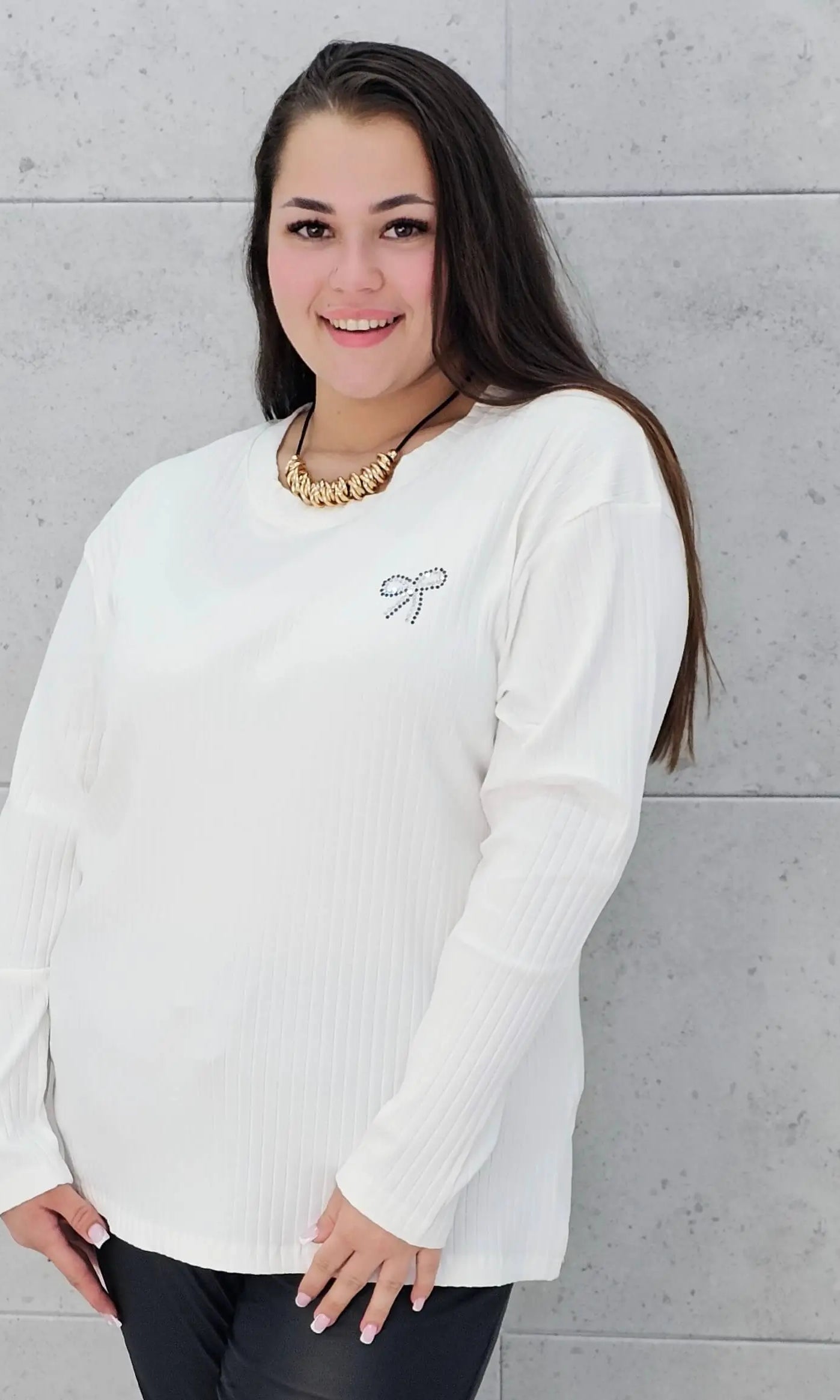 Bluzka plus size z kokardką – elegancka i wygodna propozycja dla każdej sylwetki Stylowa XL