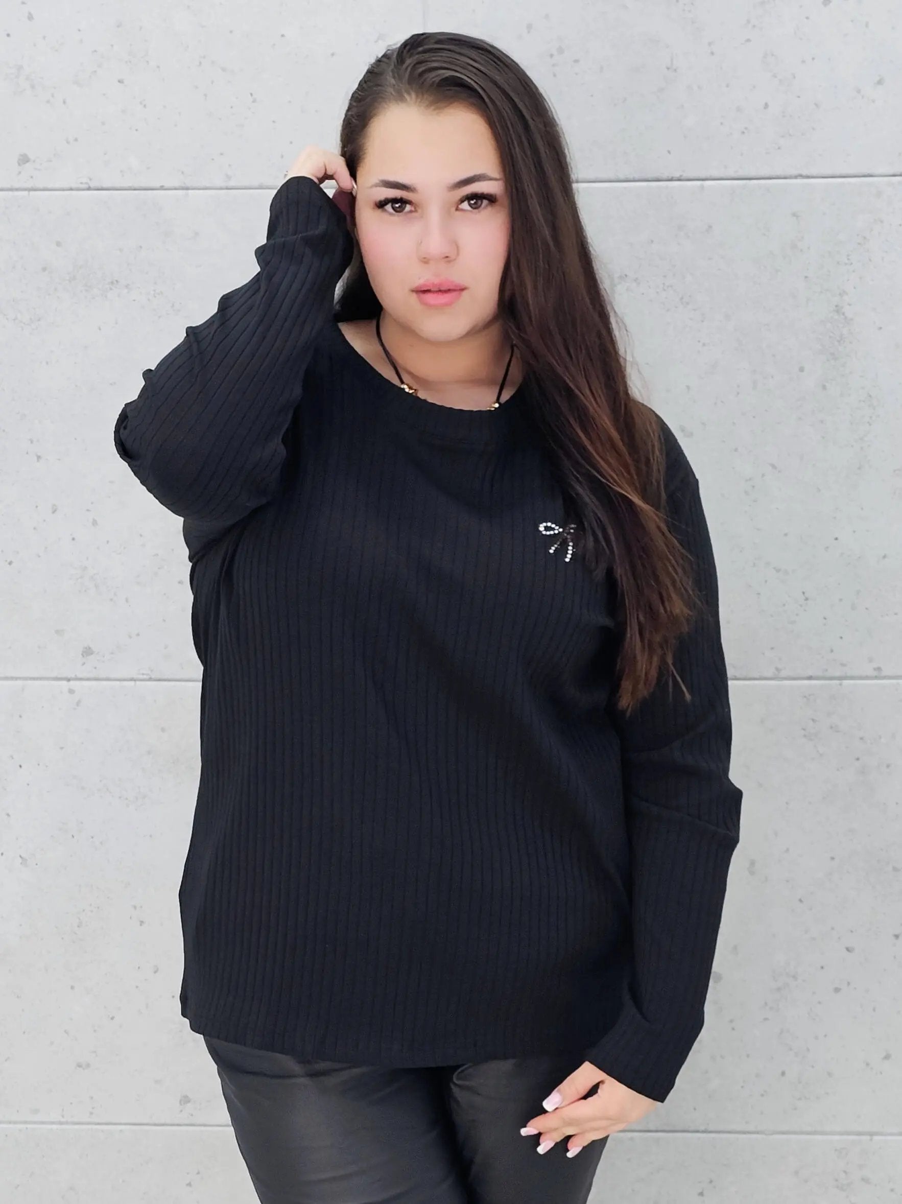 Bluzka plus size z kokardką – elegancka i wygodna propozycja dla każdej sylwetki Stylowa XL