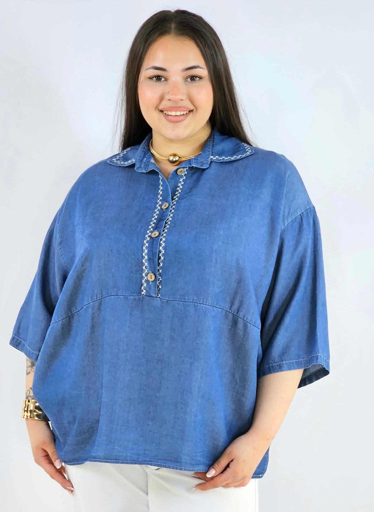 Bluzka plus size z kołnierzykiem i guziczkami XXL – luźny styl Stylowa XL