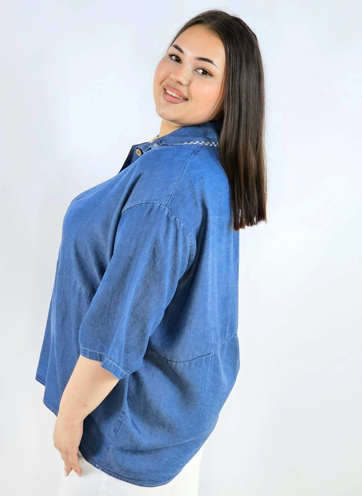Bluzka plus size z kołnierzykiem i guziczkami XXL – luźny styl Stylowa XL