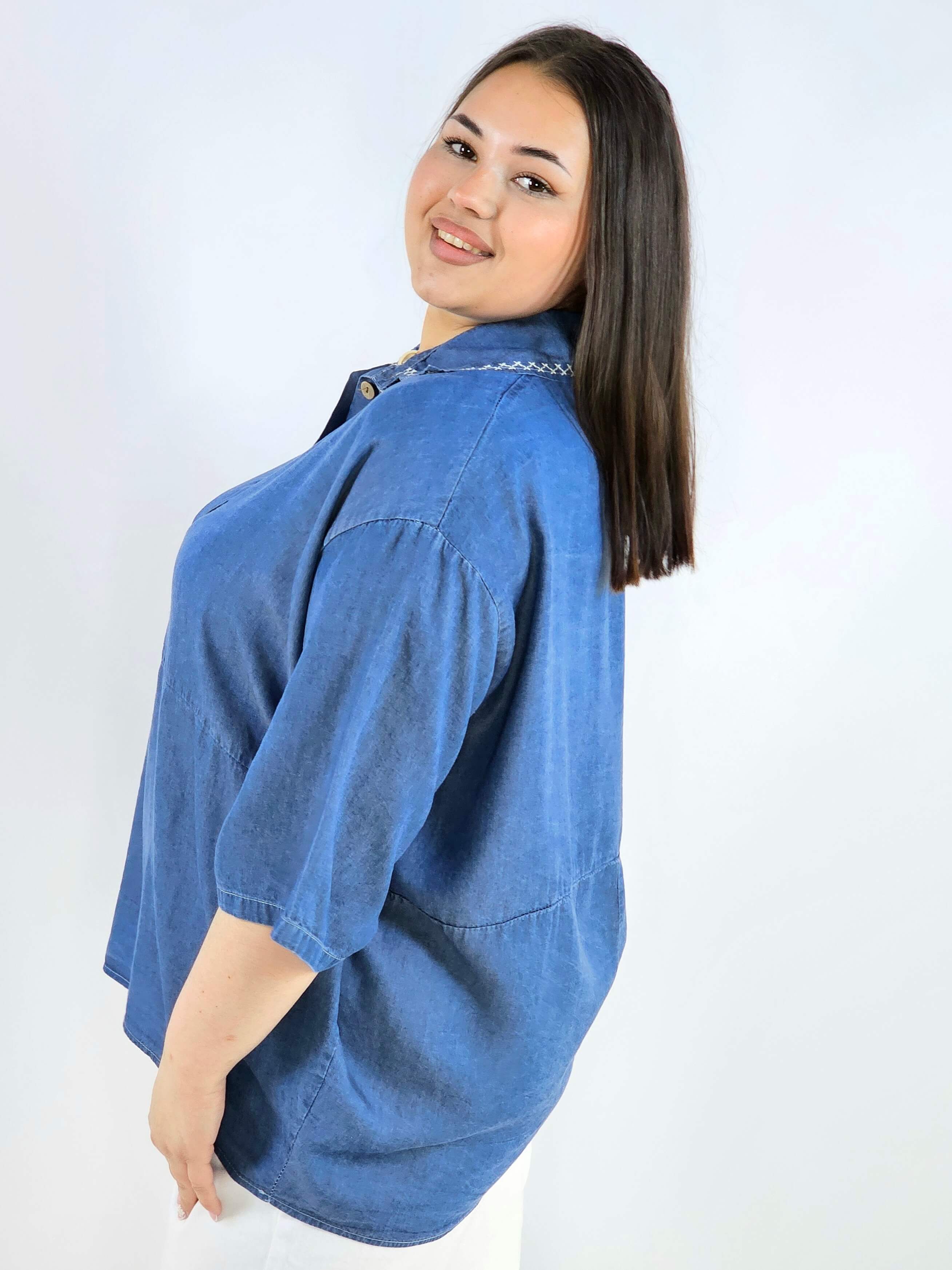 Bluzka plus size z kołnierzykiem i guziczkami XXL – luźny styl Stylowa XL