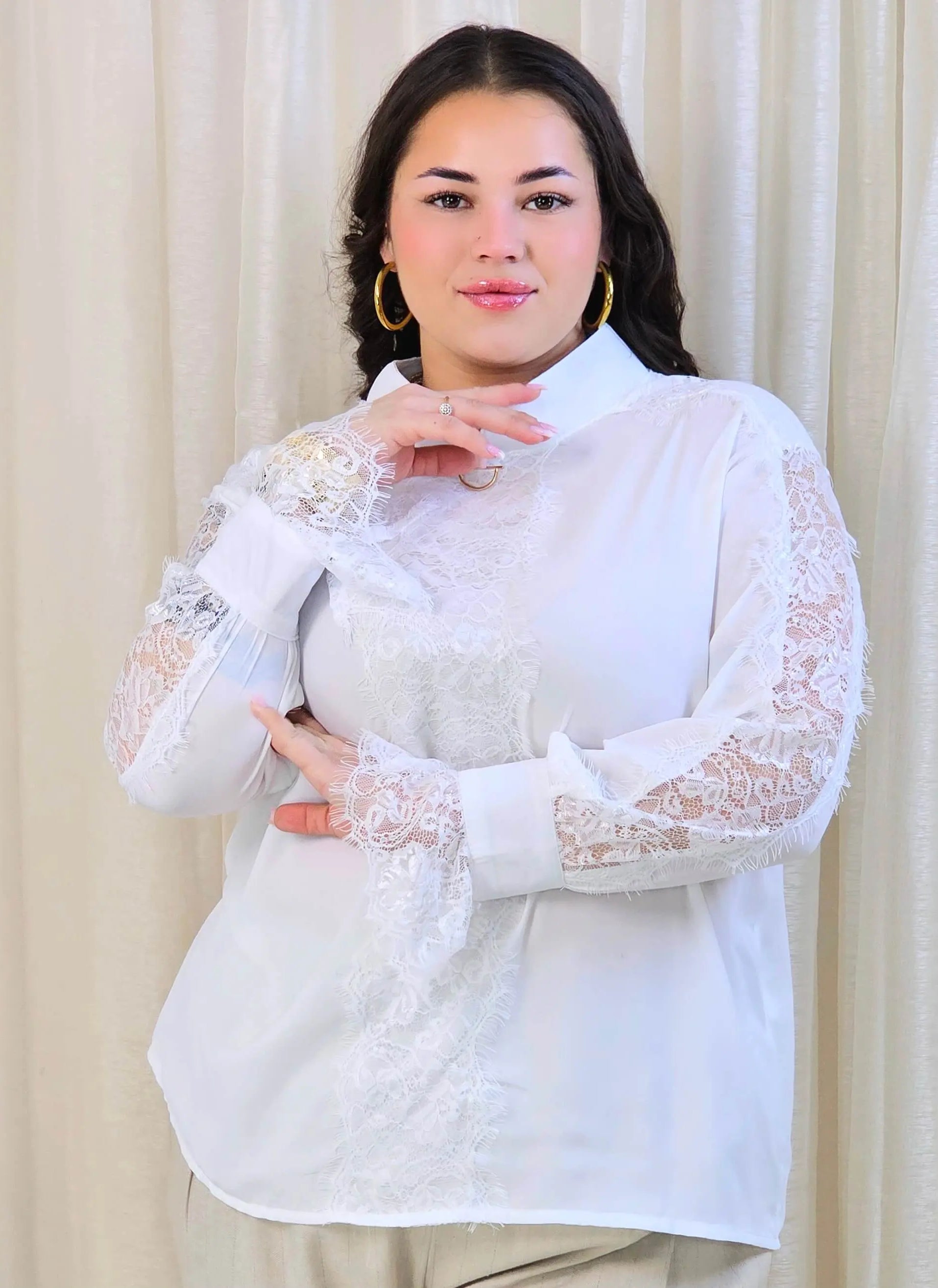 Bluzka plus size z koronką i ozdobnym zapięciem – elegancja i komfort Stylowa XL