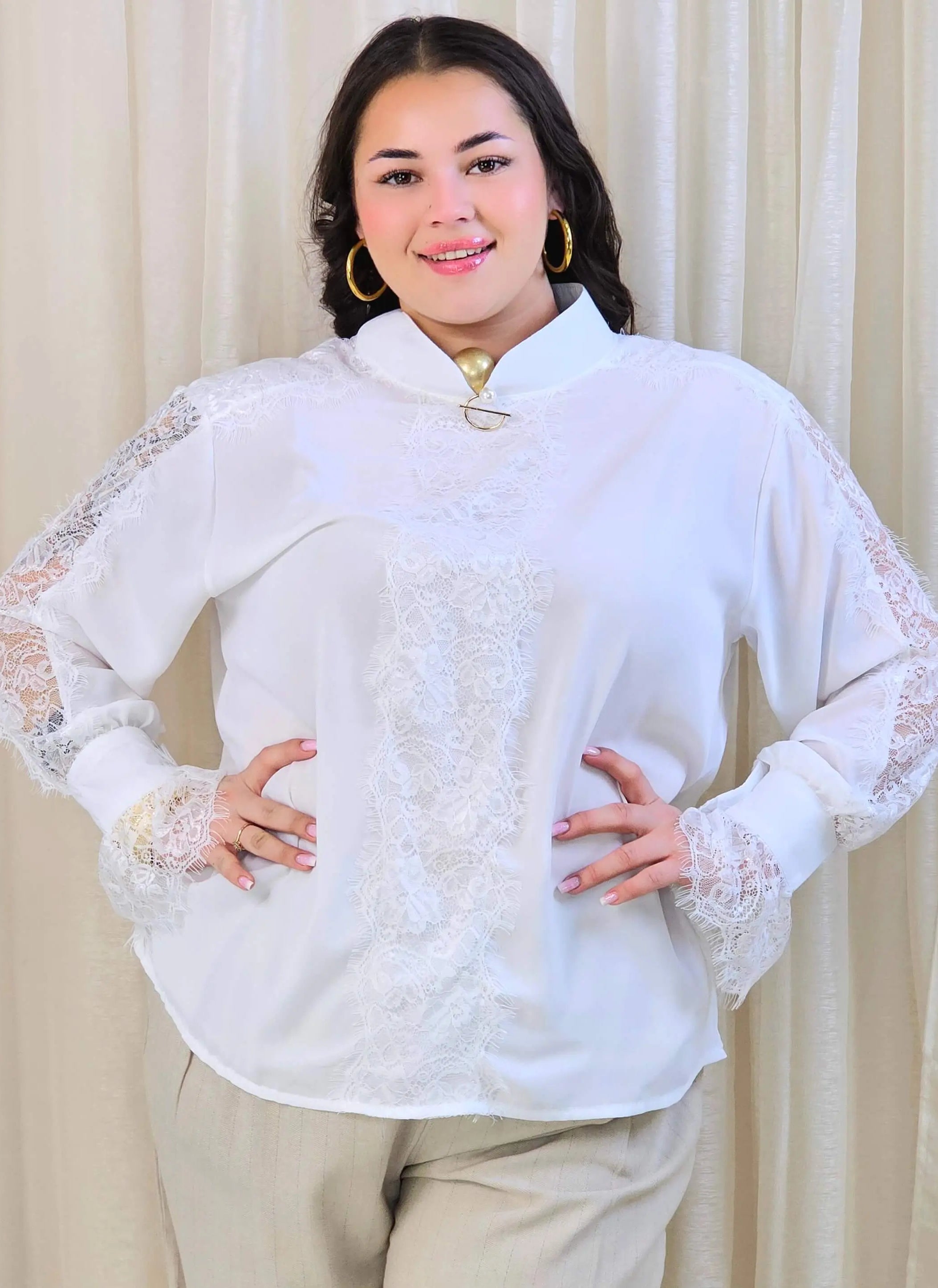 Bluzka plus size z koronką i ozdobnym zapięciem – elegancja i komfort Stylowa XL