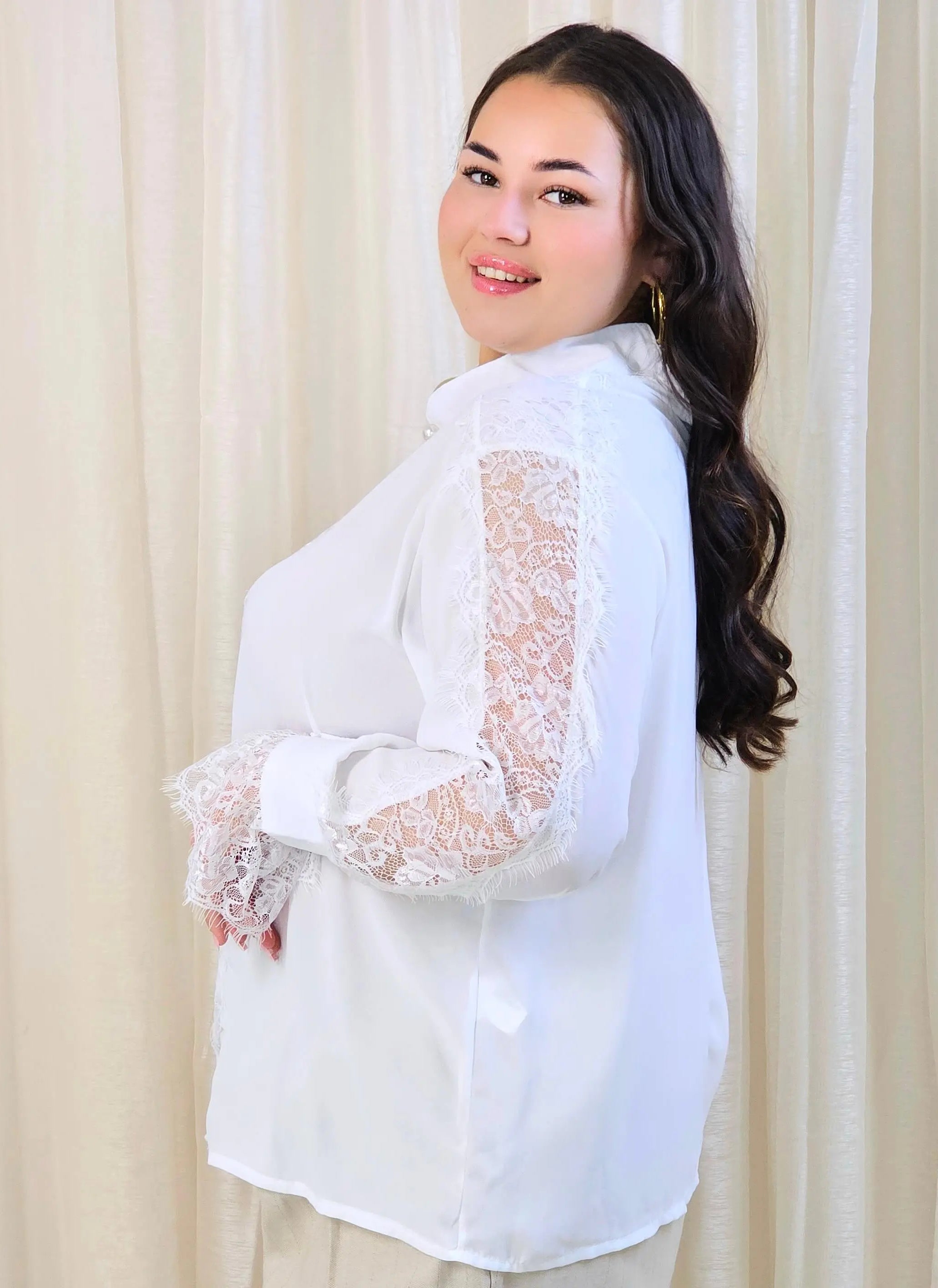 Bluzka plus size z koronką i ozdobnym zapięciem – elegancja i komfort Stylowa XL