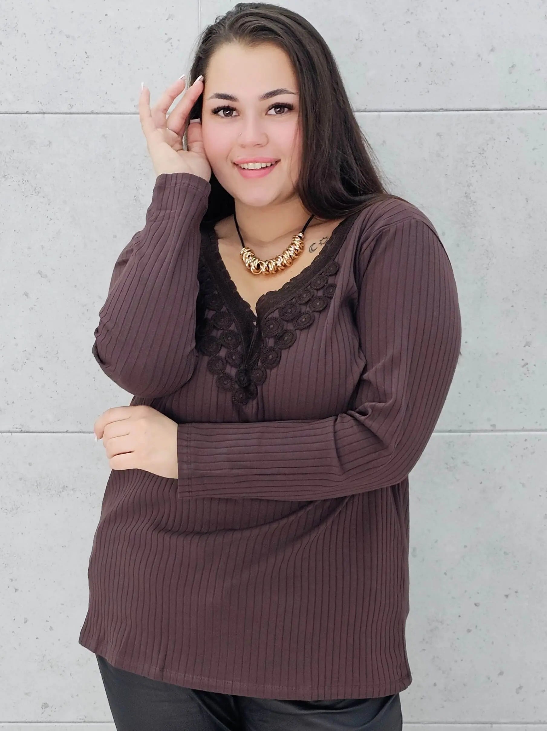 Bluzka plus size z koronkowym dekoltem – elegancja i komfort w jednym! Stylowa XL