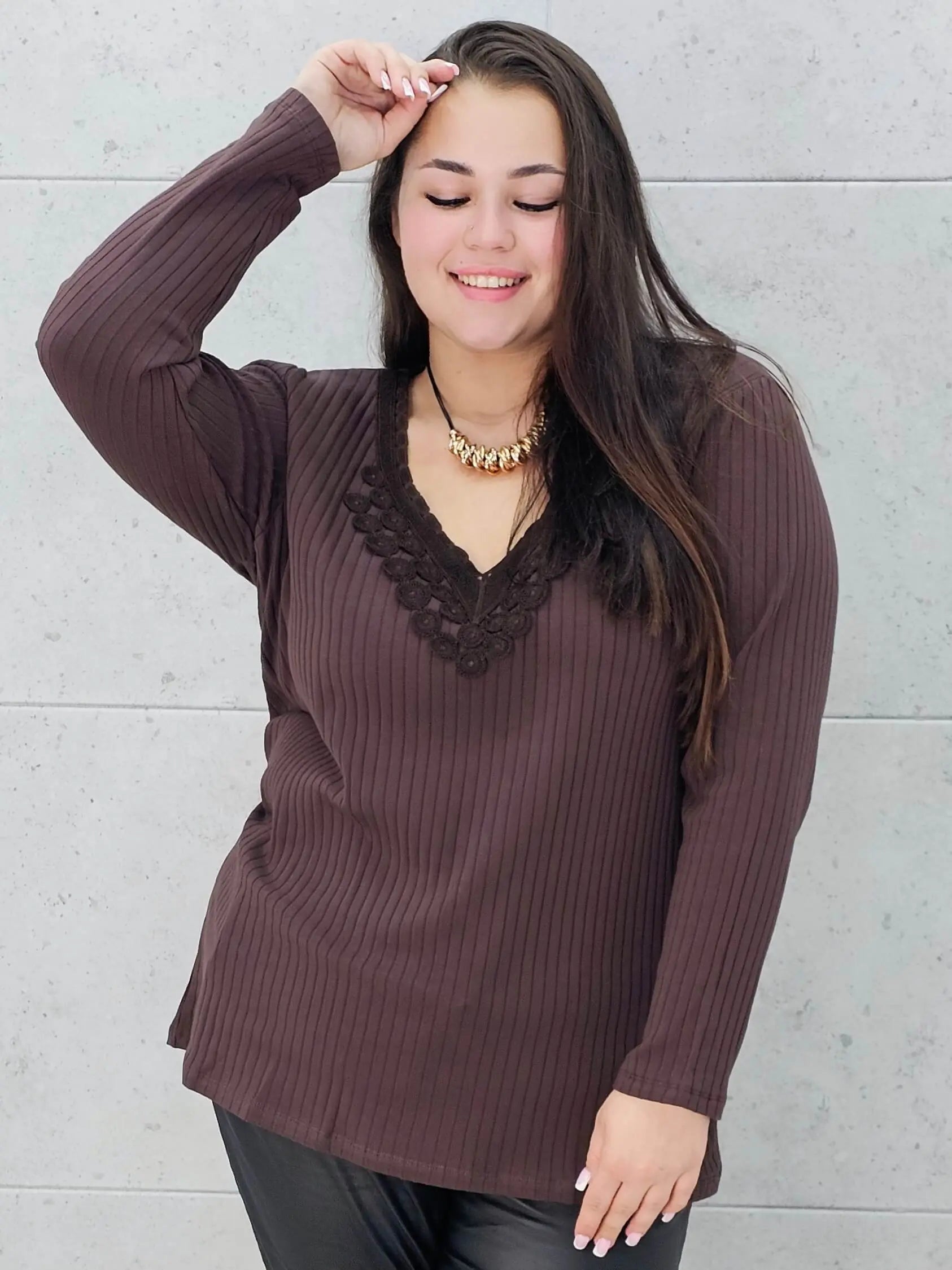 Bluzka plus size z koronkowym dekoltem – elegancja i komfort w jednym! Stylowa XL