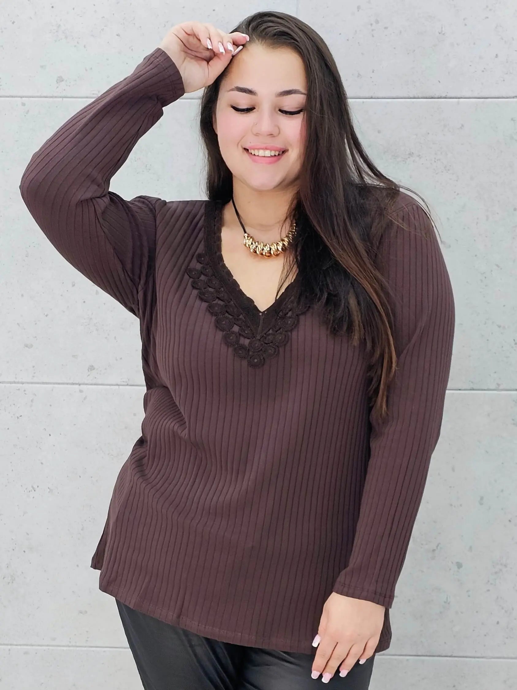 Bluzka plus size z koronkowym dekoltem – elegancja i komfort w jednym! Stylowa XL