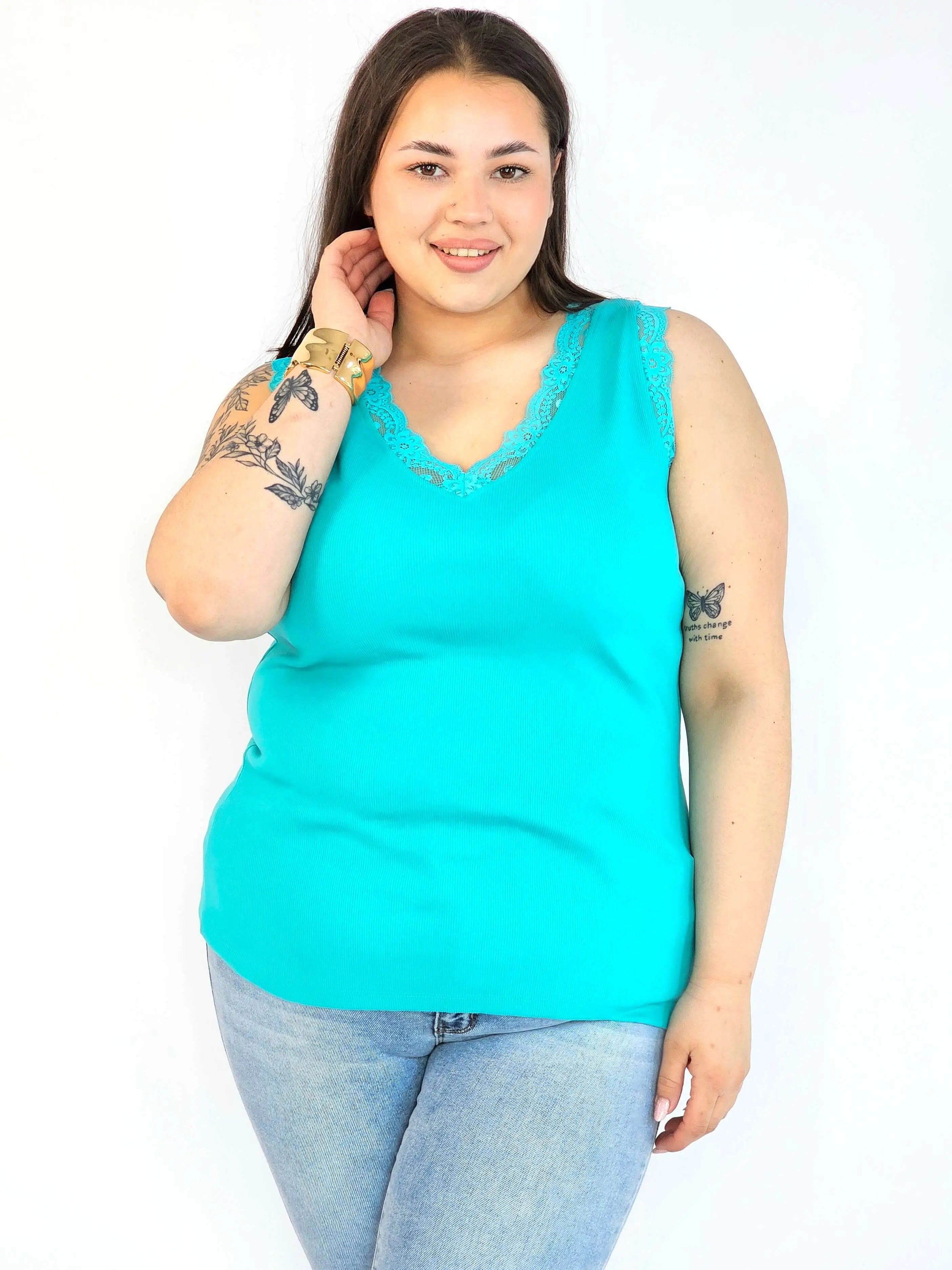 Bluzka plus size z koronkowym dekoltem – kobiecy top XXL do stylizacji codziennych i eleganckich Stylowa XL