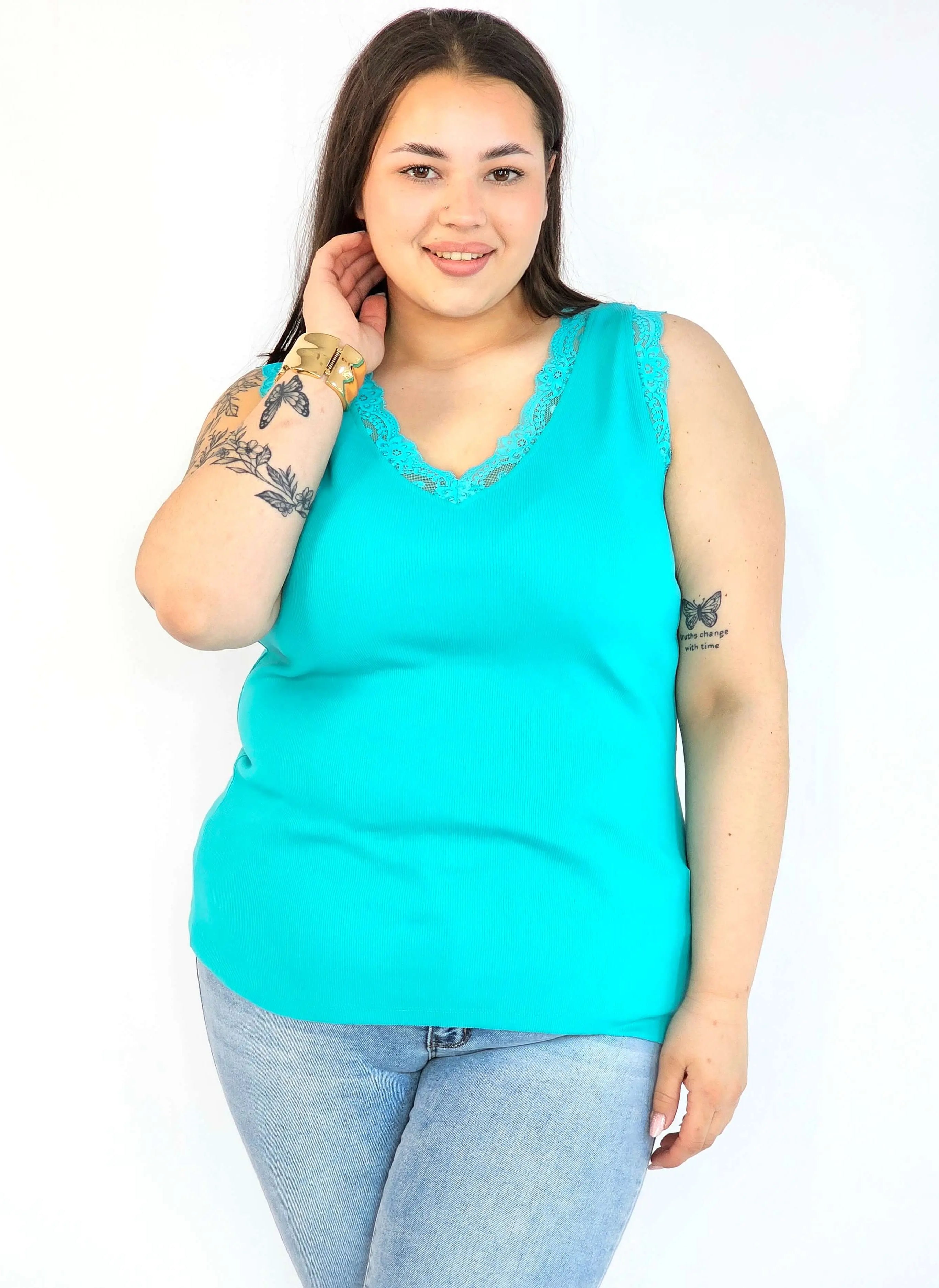 Bluzka plus size z koronkowym dekoltem – kobiecy top XXL do stylizacji codziennych i eleganckich Stylowa XL