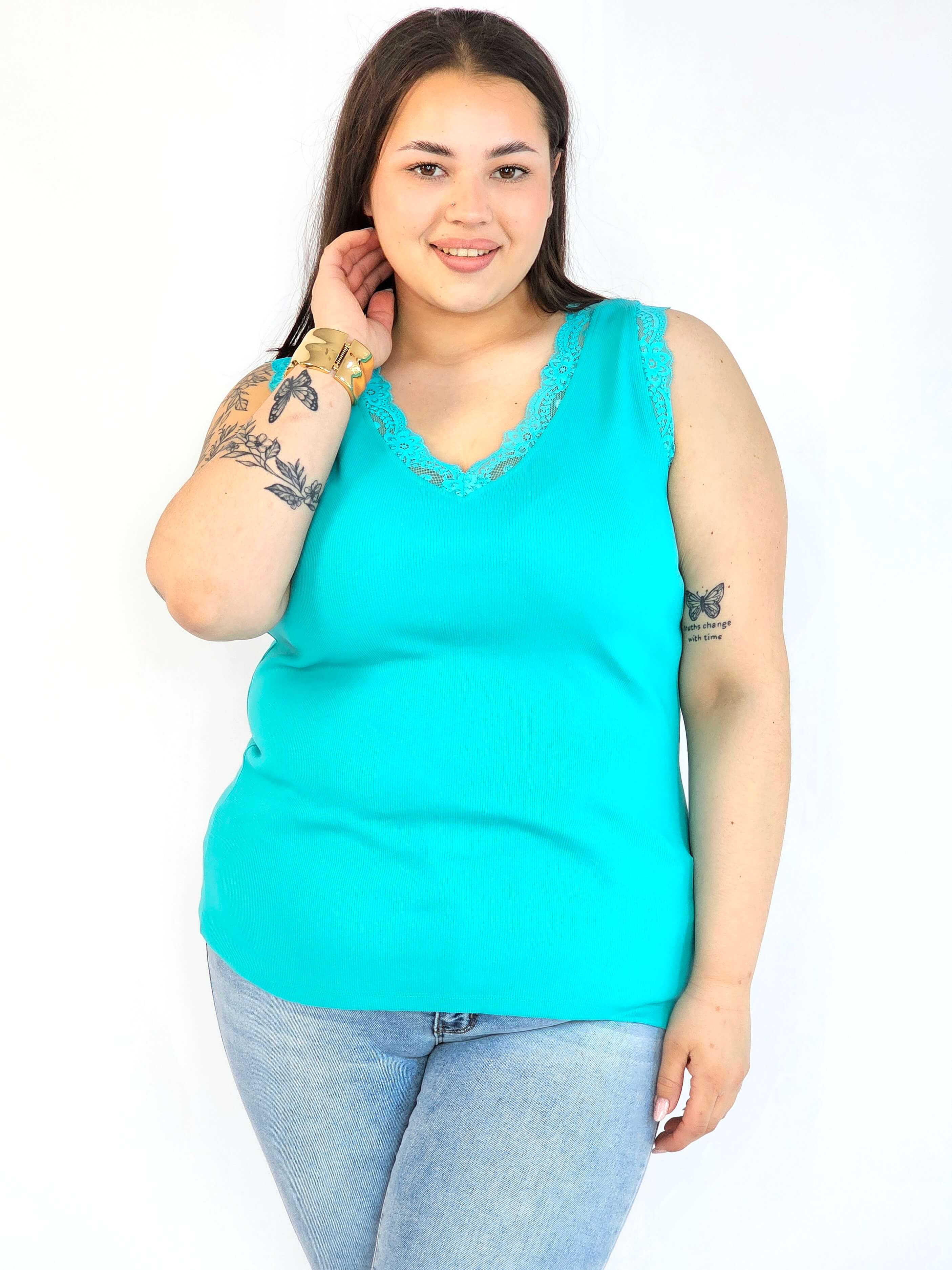 Bluzka plus size z koronkowym dekoltem – kobiecy top XXL do stylizacji codziennych i eleganckich Stylowa XL