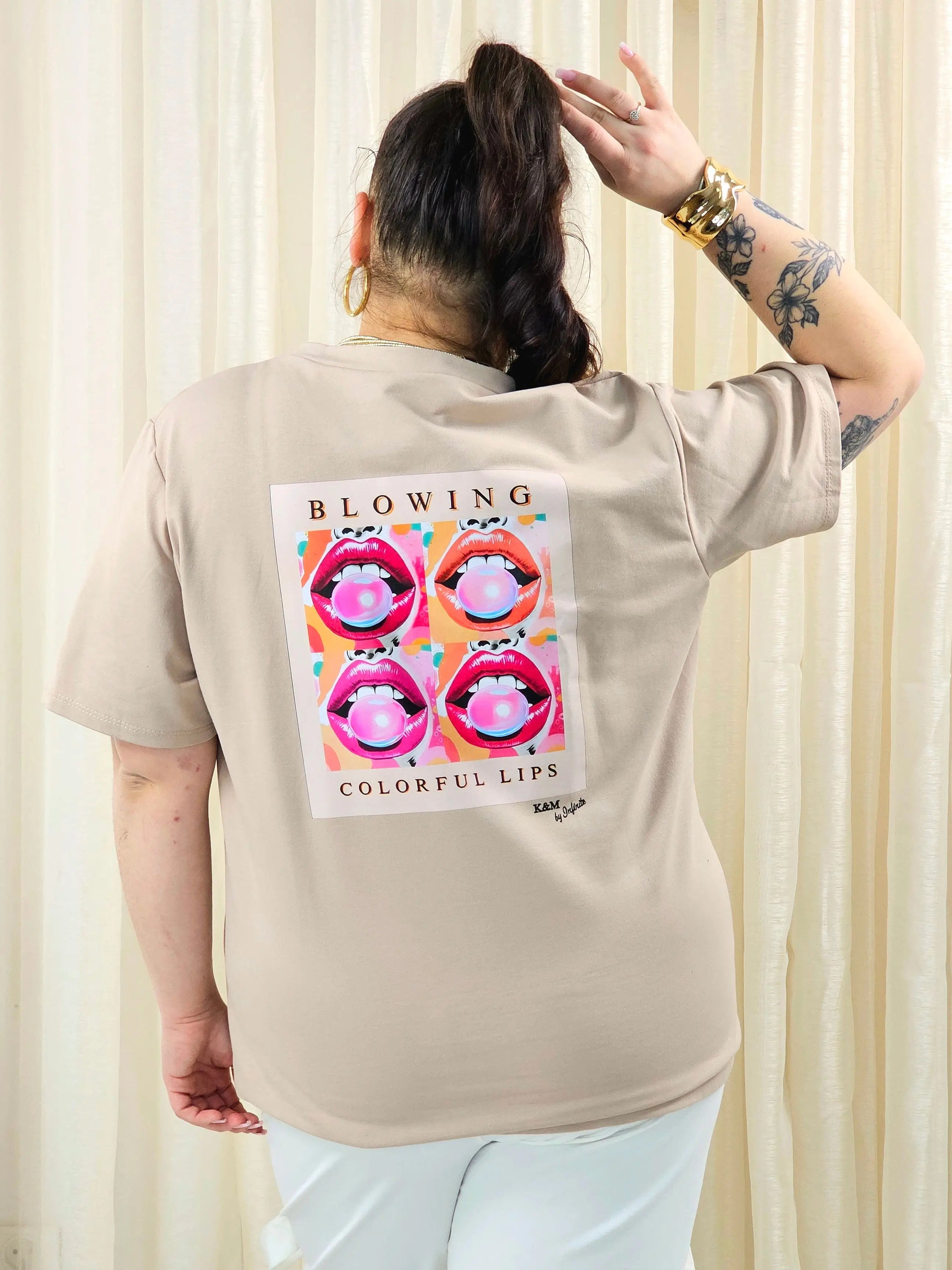 Bluzka plus size z nadrukiem Colorful Lips – modna i wygodna baza XXL Stylowa XL