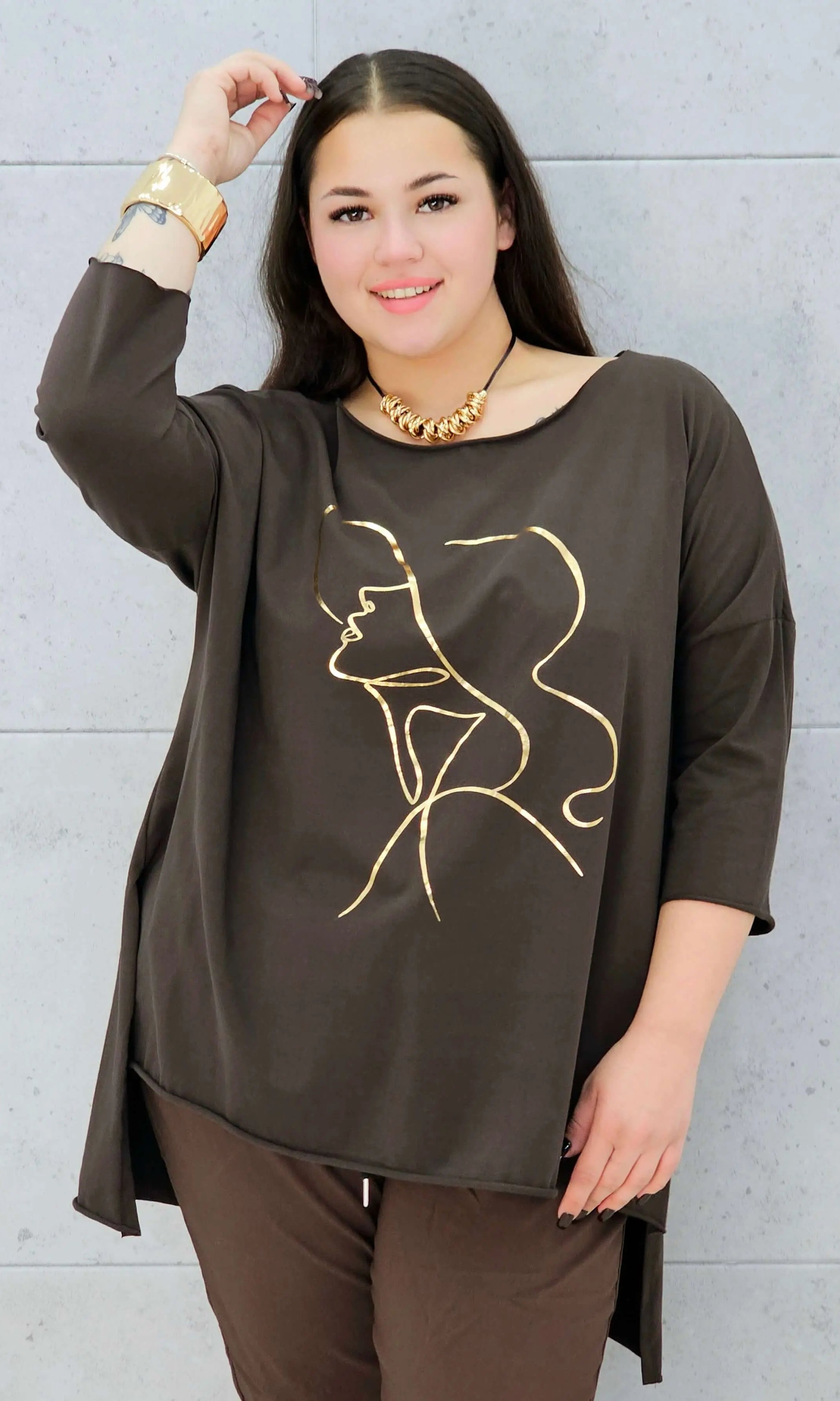 Bluzka plus size z nadrukiem kobiety w kapeluszu – modna propozycja dla kobiet XXL Stylowa XL