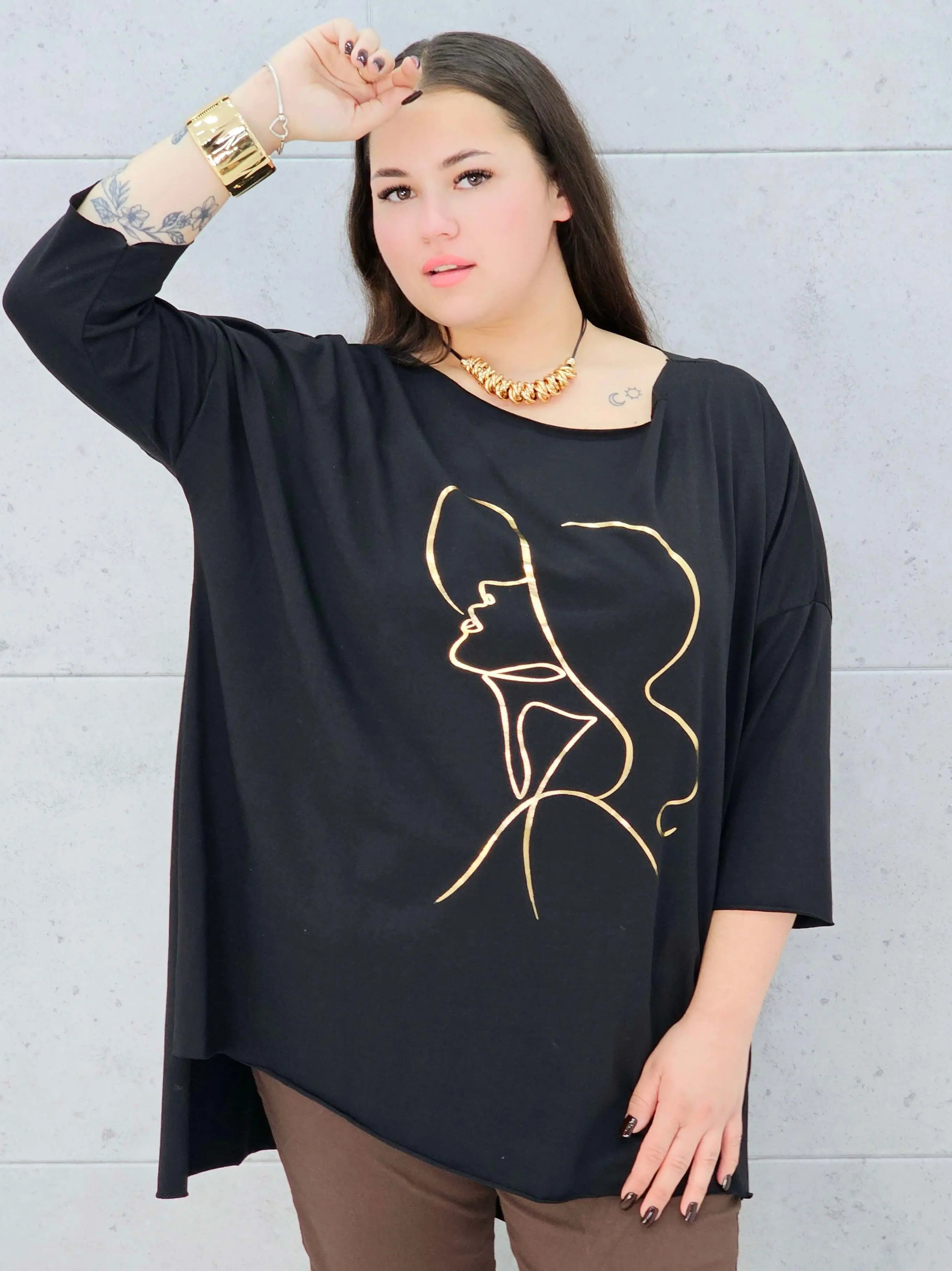 Bluzka plus size z nadrukiem kobiety w kapeluszu – modna propozycja dla kobiet XXL Stylowa XL