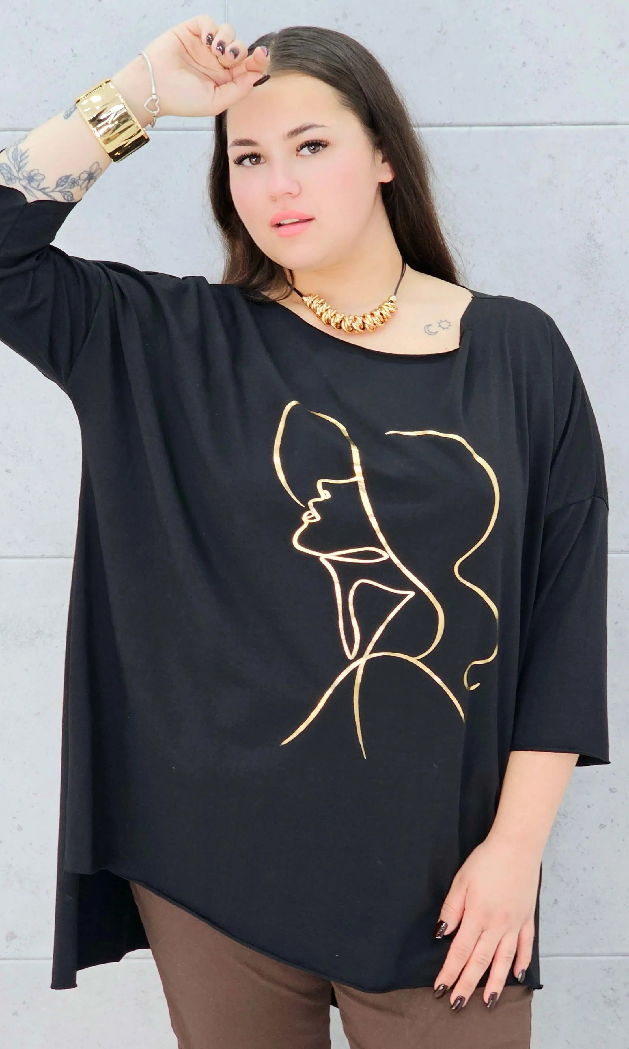 Bluzka plus size z nadrukiem kobiety w kapeluszu – modna propozycja dla kobiet XXL Stylowa XL