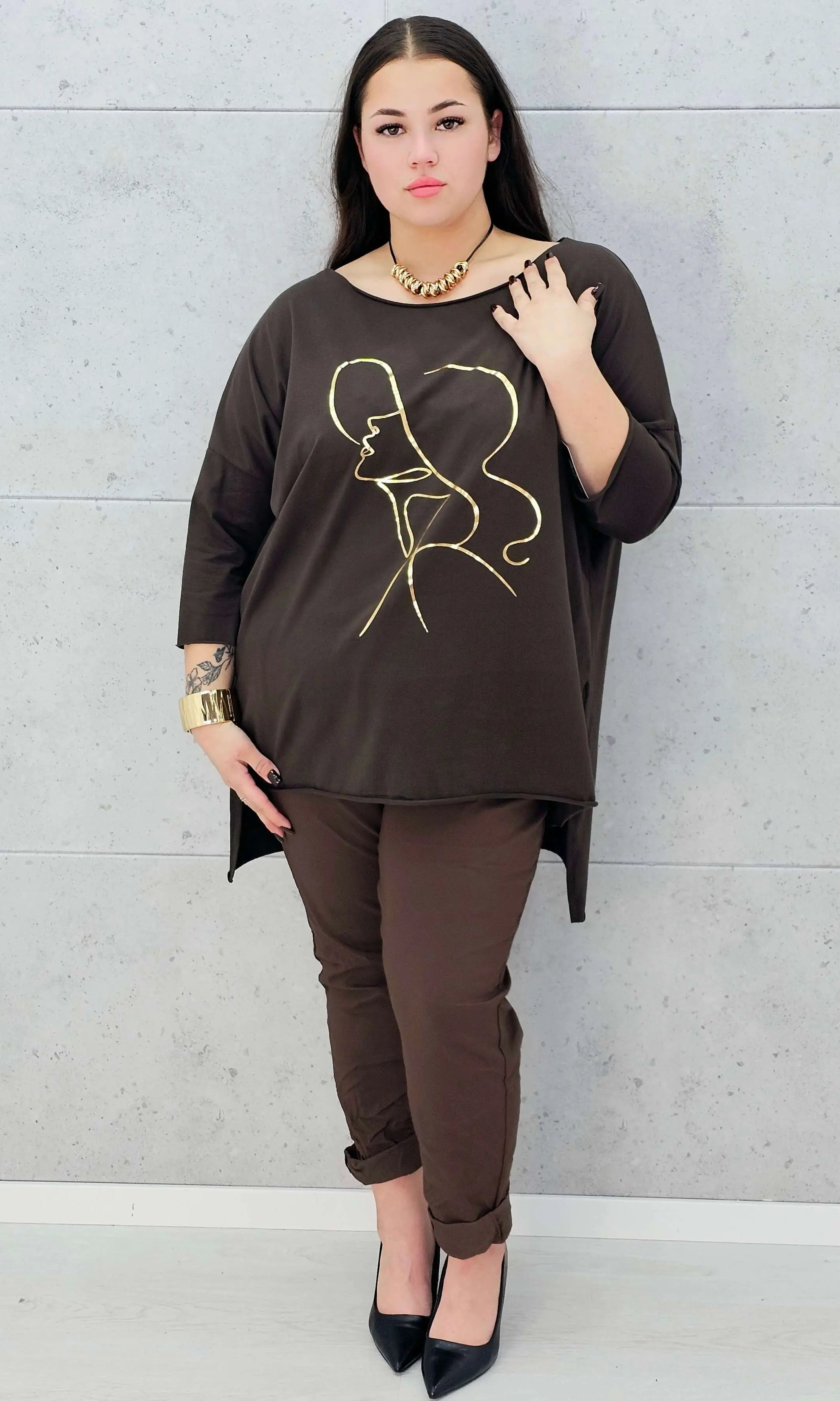 Bluzka plus size z nadrukiem kobiety w kapeluszu – modna propozycja dla kobiet XXL Stylowa XL