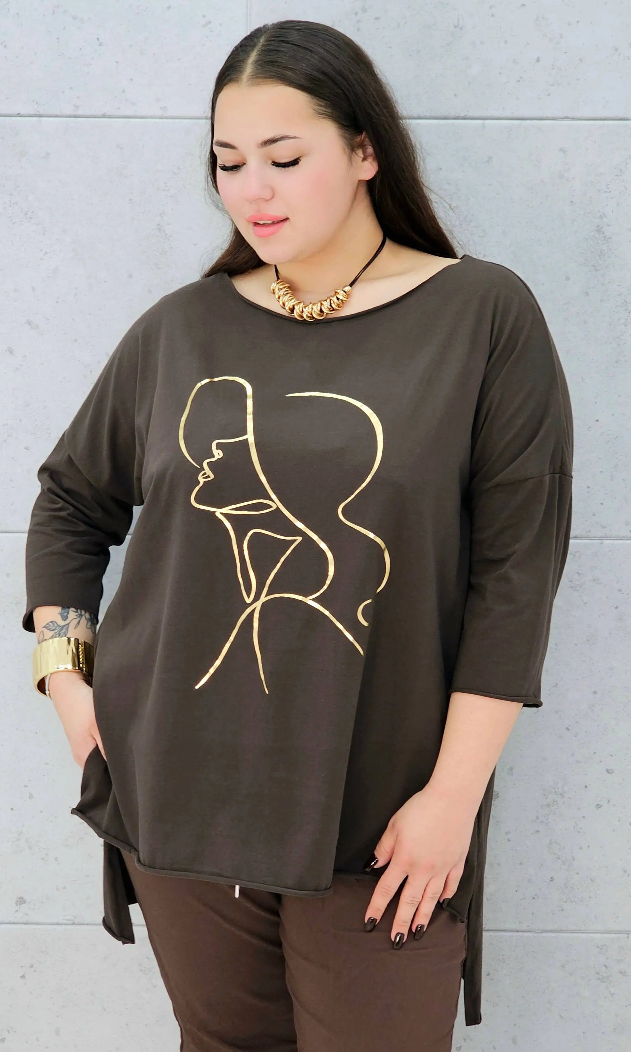 Bluzka plus size z nadrukiem kobiety w kapeluszu – modna propozycja dla kobiet XXL Stylowa XL