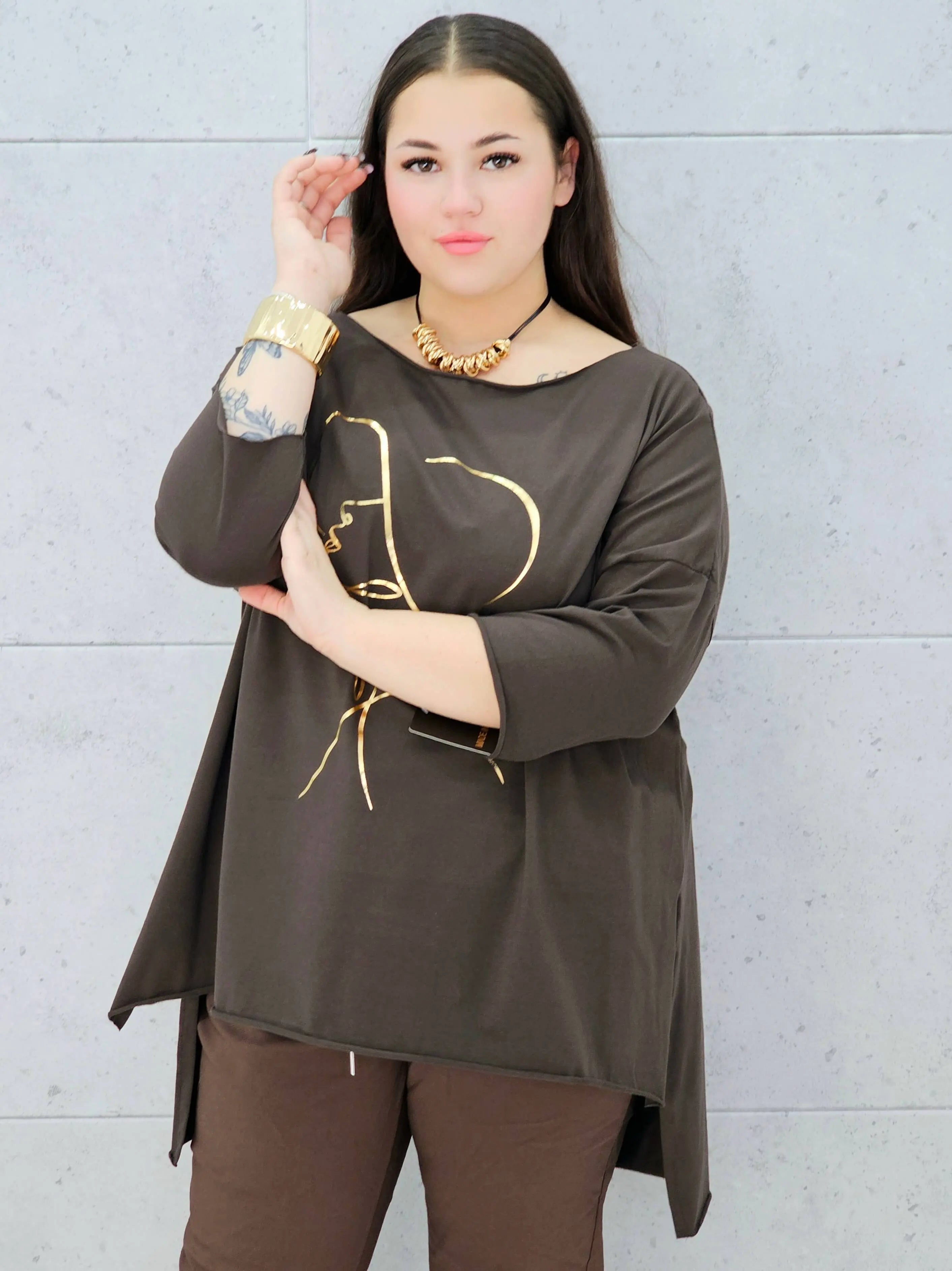 Bluzka plus size z nadrukiem kobiety w kapeluszu – modna propozycja dla kobiet XXL Stylowa XL