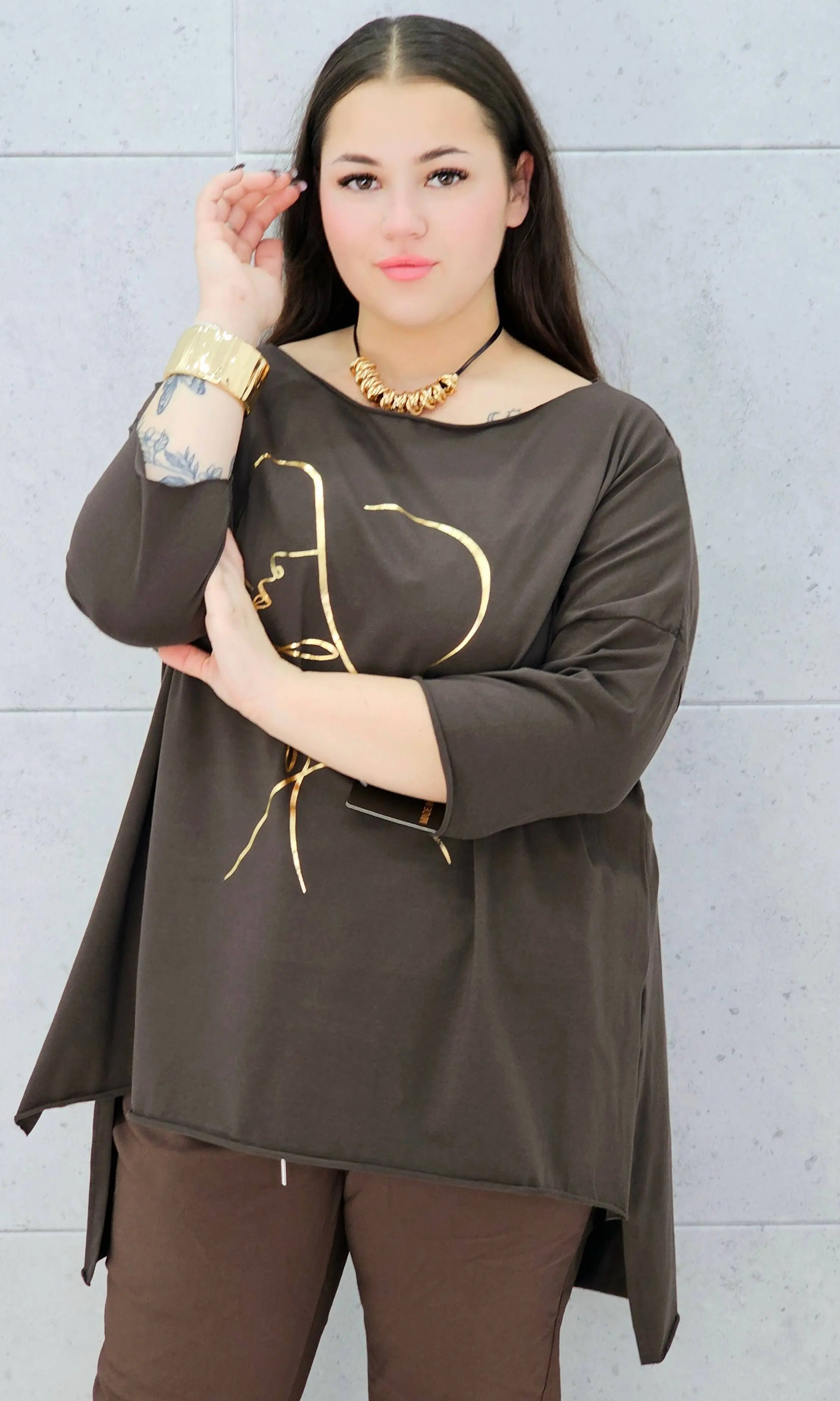 Bluzka plus size z nadrukiem kobiety w kapeluszu – modna propozycja dla kobiet XXL Stylowa XL