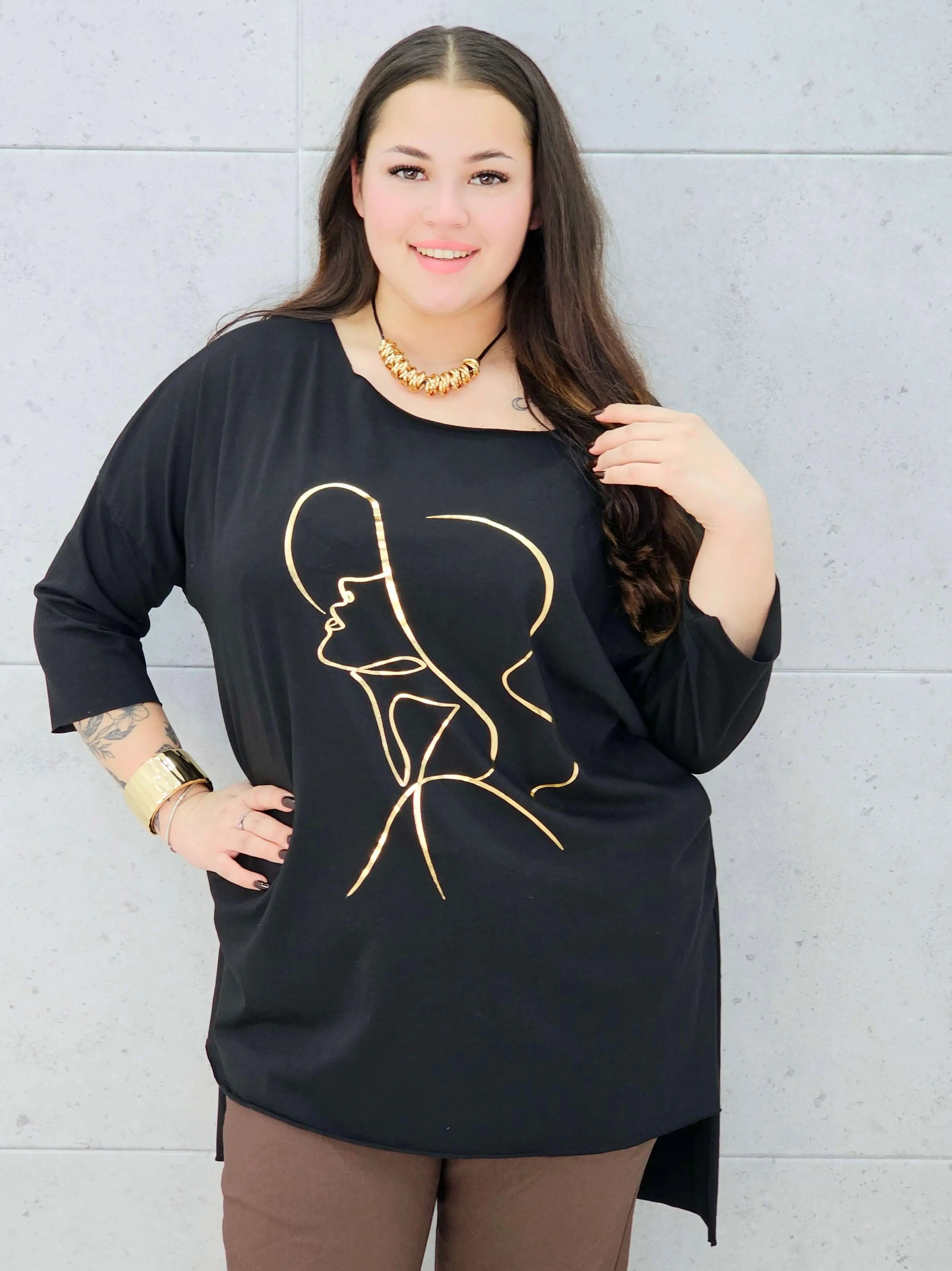 Bluzka plus size z nadrukiem kobiety w kapeluszu – modna propozycja dla kobiet XXL Stylowa XL