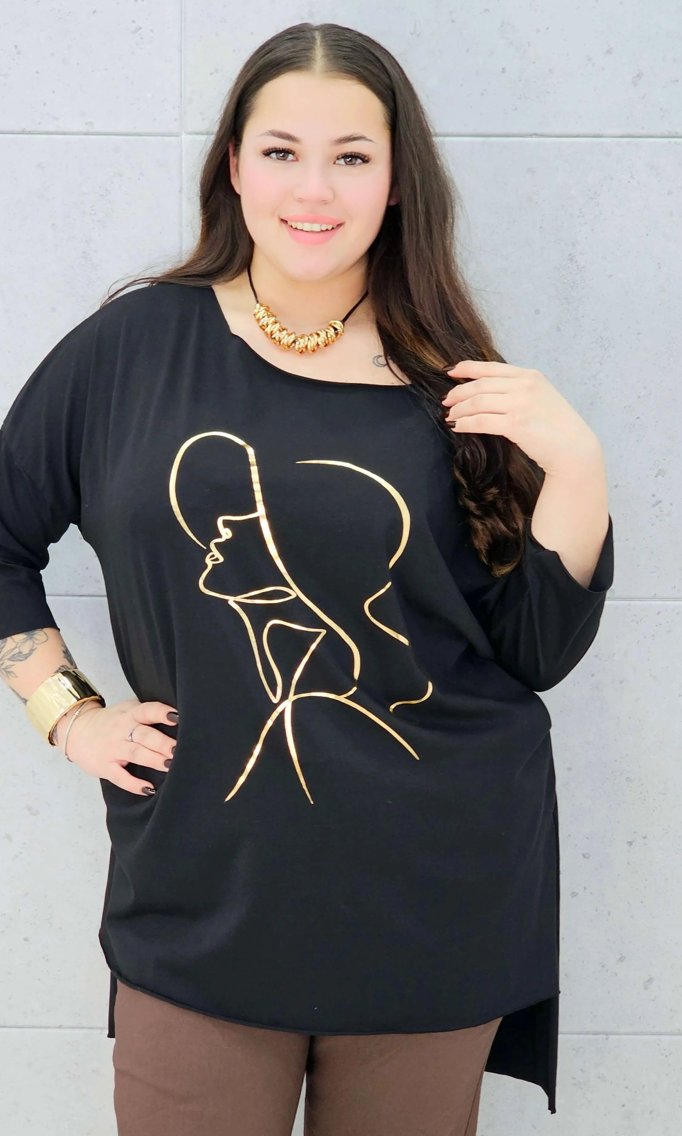 Bluzka plus size z nadrukiem kobiety w kapeluszu – modna propozycja dla kobiet XXL Stylowa XL