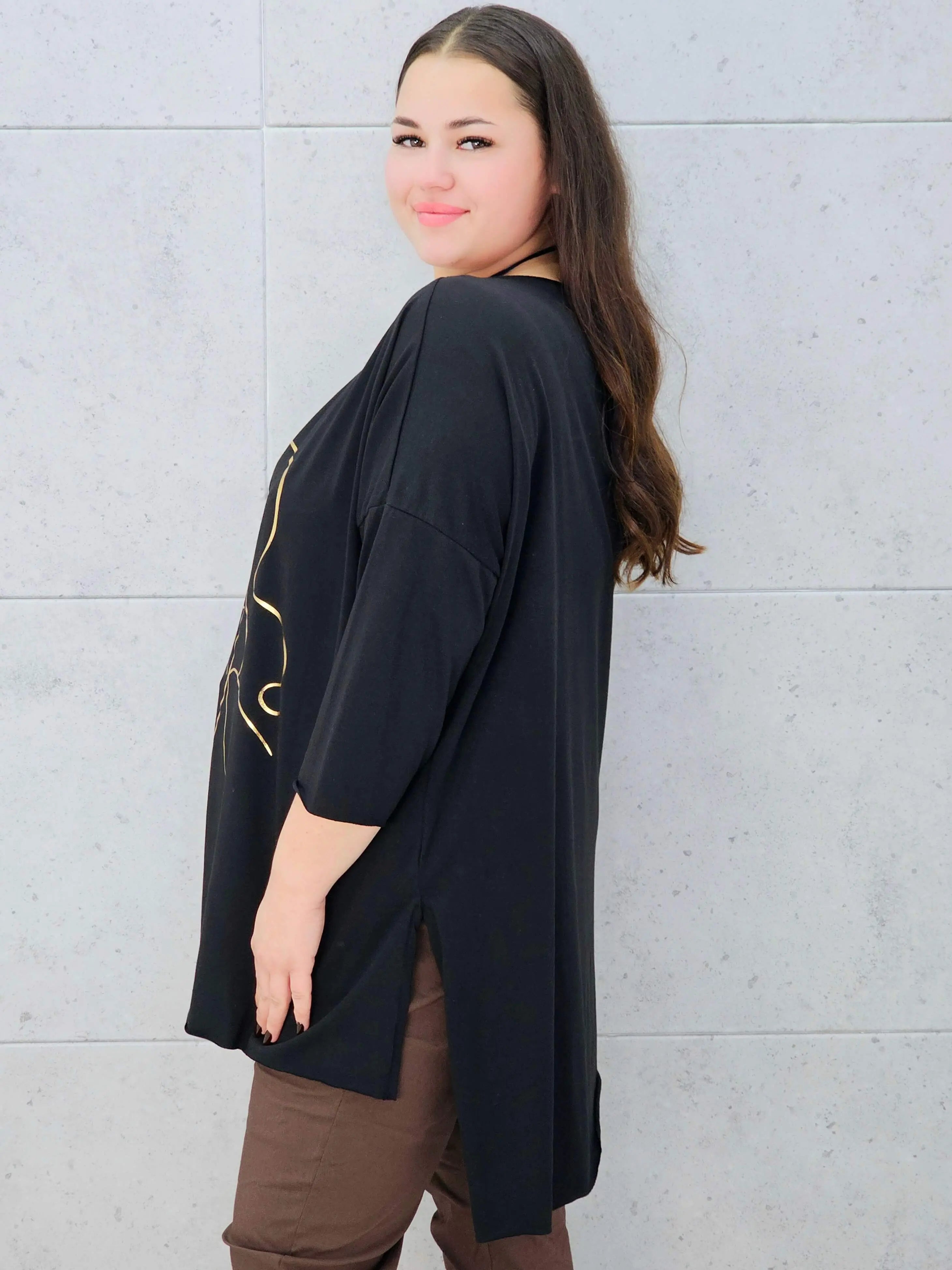 Bluzka plus size z nadrukiem kobiety w kapeluszu – modna propozycja dla kobiet XXL Stylowa XL