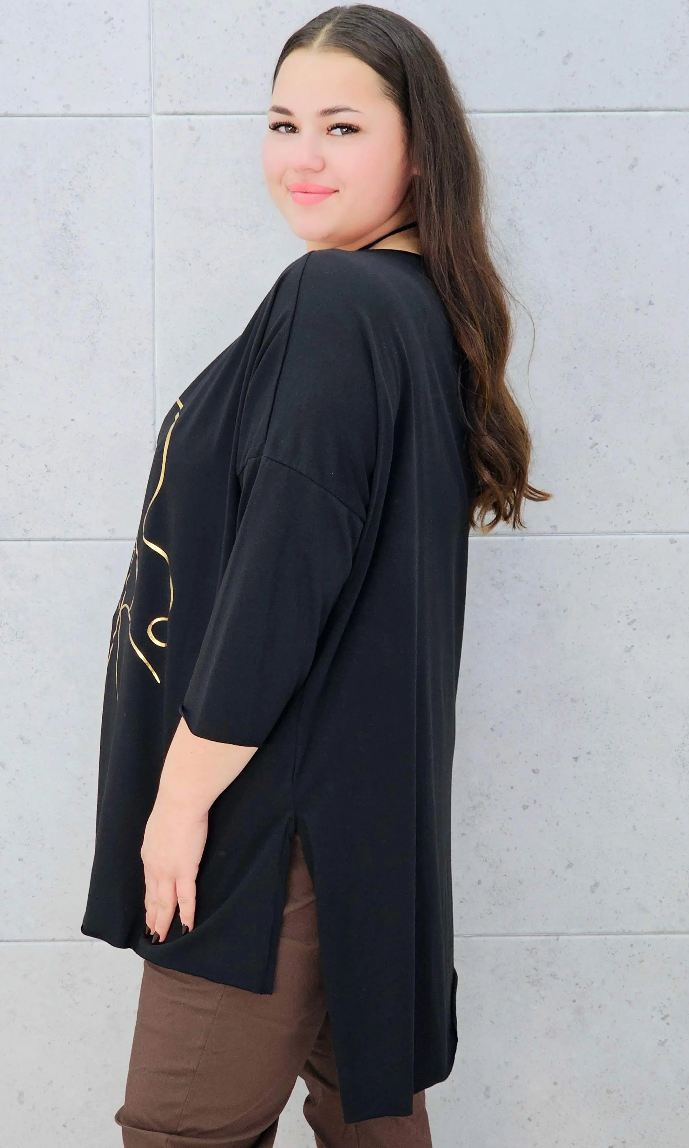 Bluzka plus size z nadrukiem kobiety w kapeluszu – modna propozycja dla kobiet XXL Stylowa XL