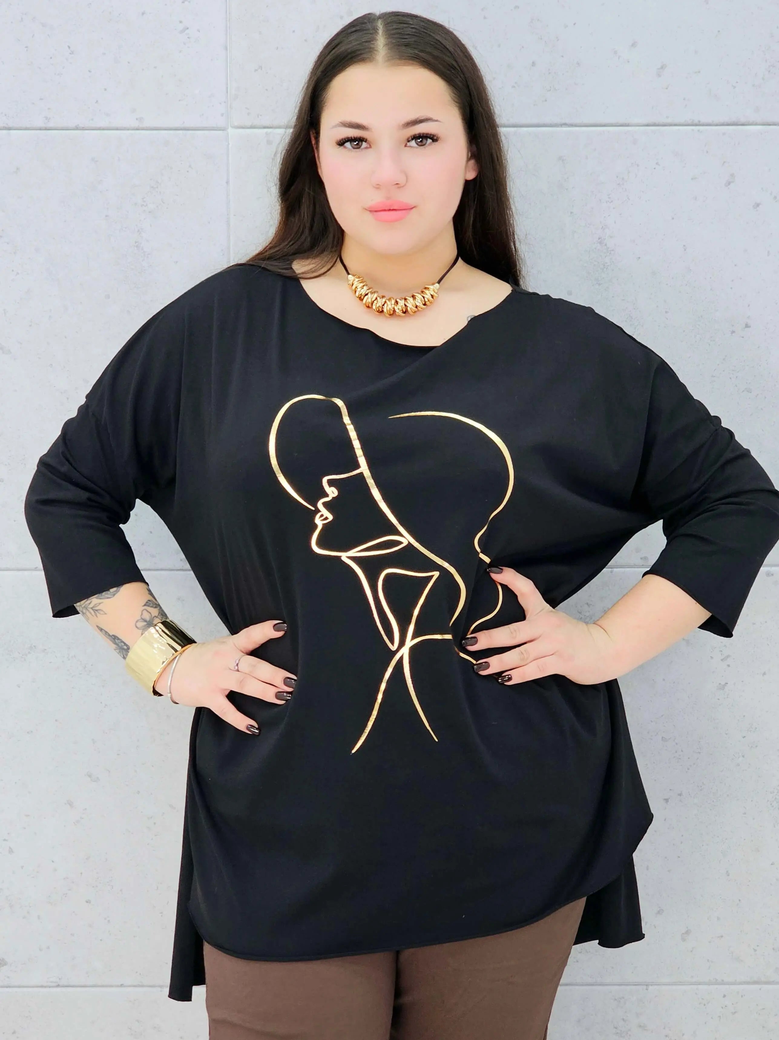 Bluzka plus size z nadrukiem kobiety w kapeluszu – modna propozycja dla kobiet XXL Stylowa XL