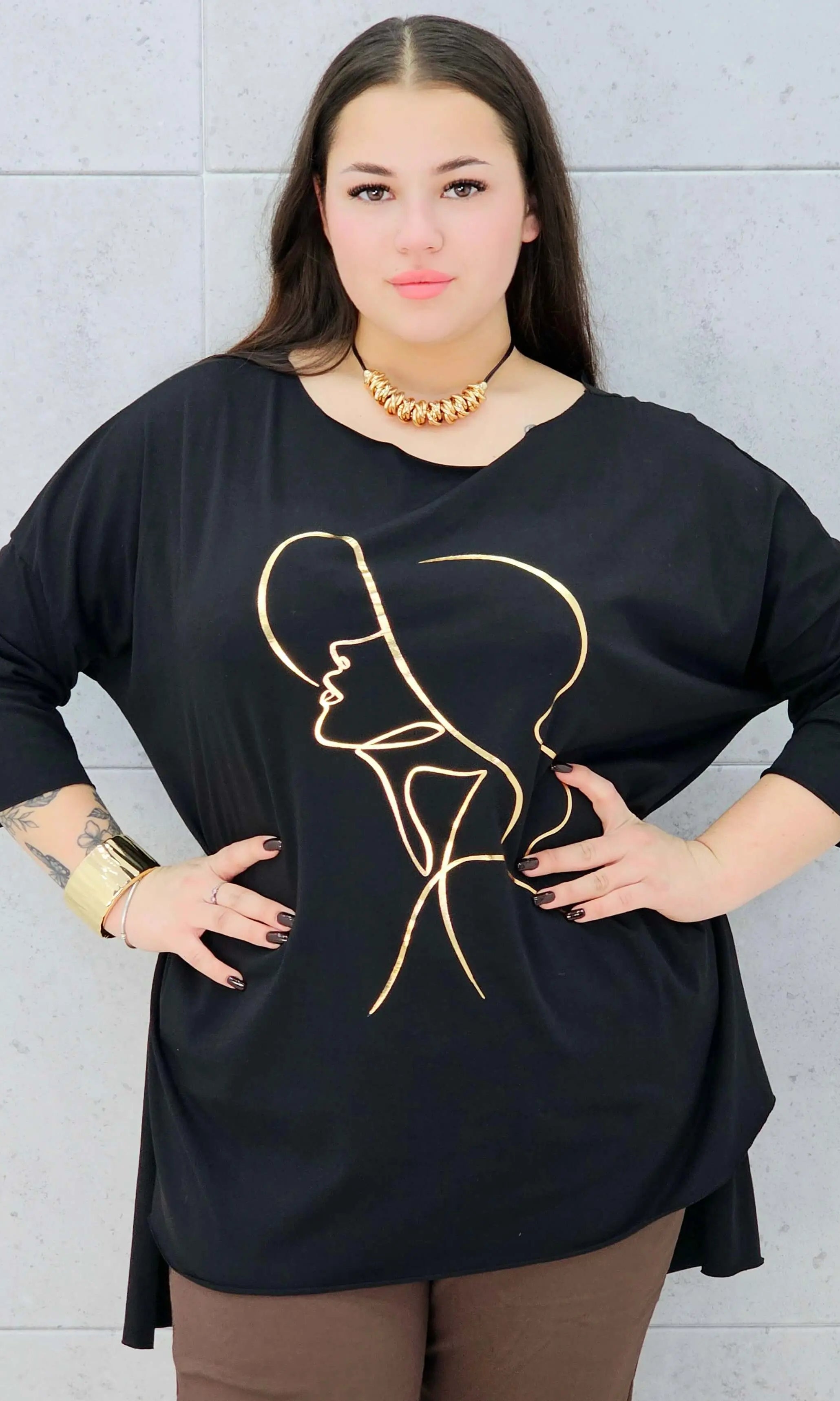 Bluzka plus size z nadrukiem kobiety w kapeluszu – modna propozycja dla kobiet XXL Stylowa XL