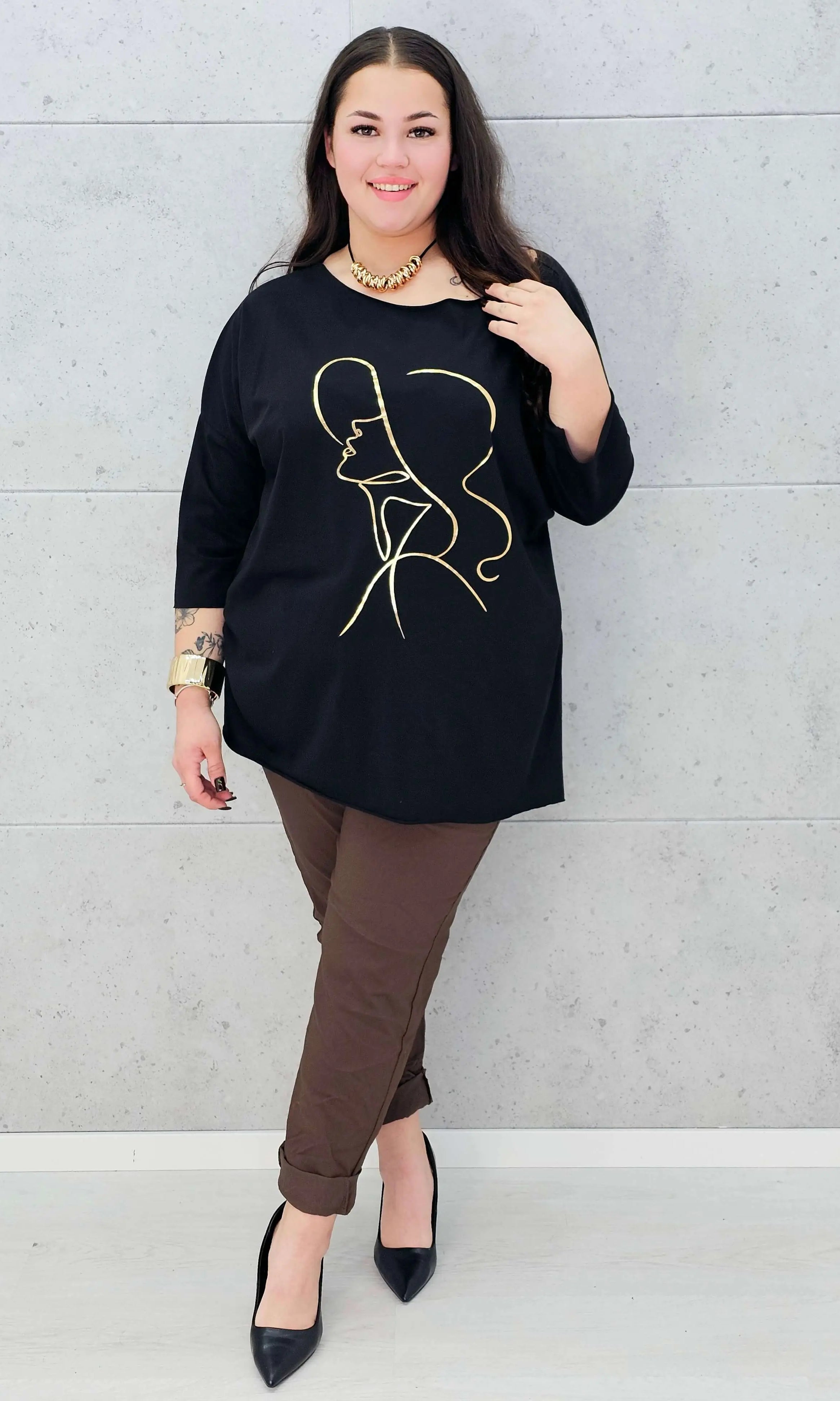 Bluzka plus size z nadrukiem kobiety w kapeluszu – modna propozycja dla kobiet XXL Stylowa XL