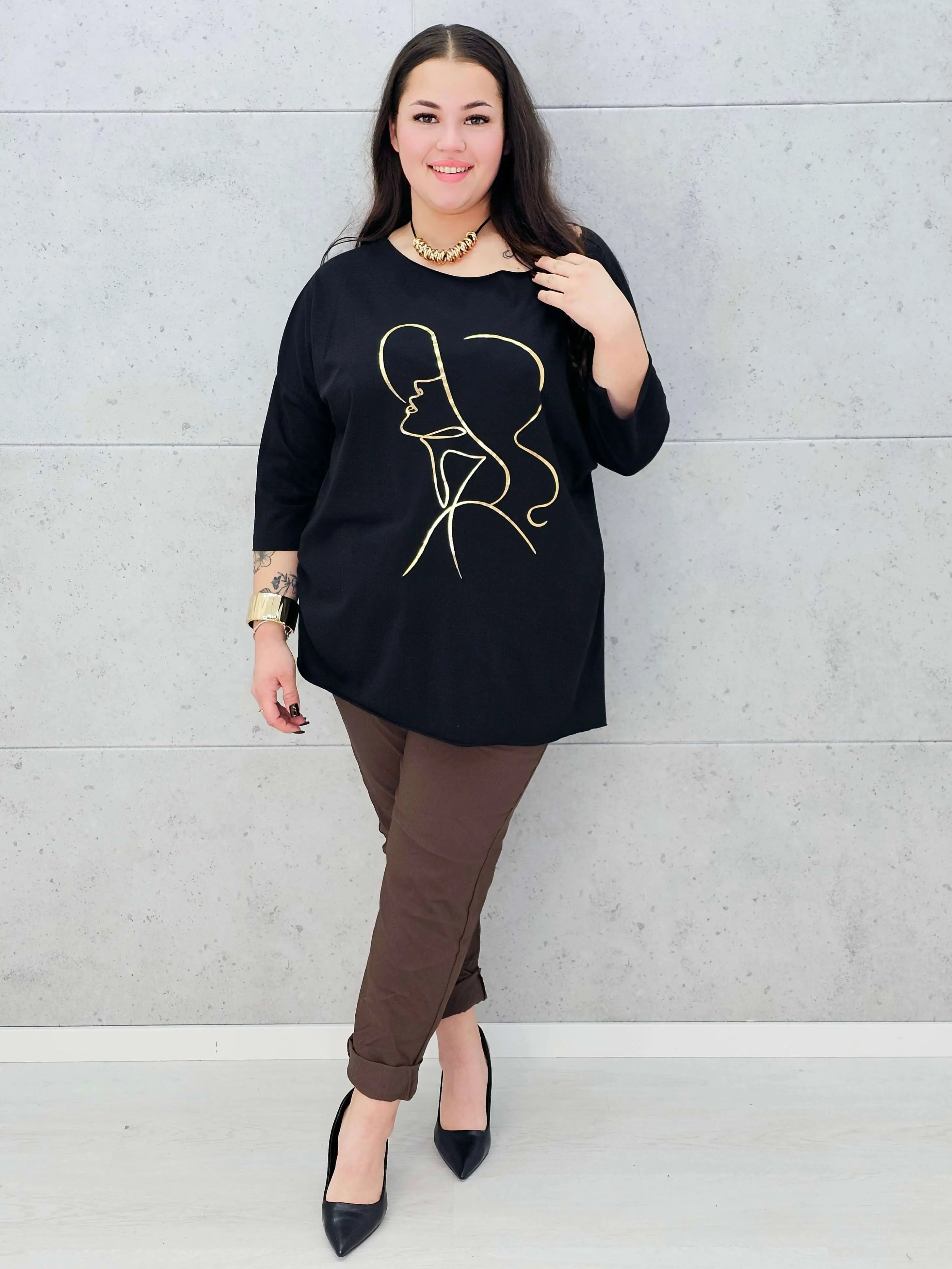 Bluzka plus size z nadrukiem kobiety w kapeluszu – modna propozycja dla kobiet XXL Stylowa XL