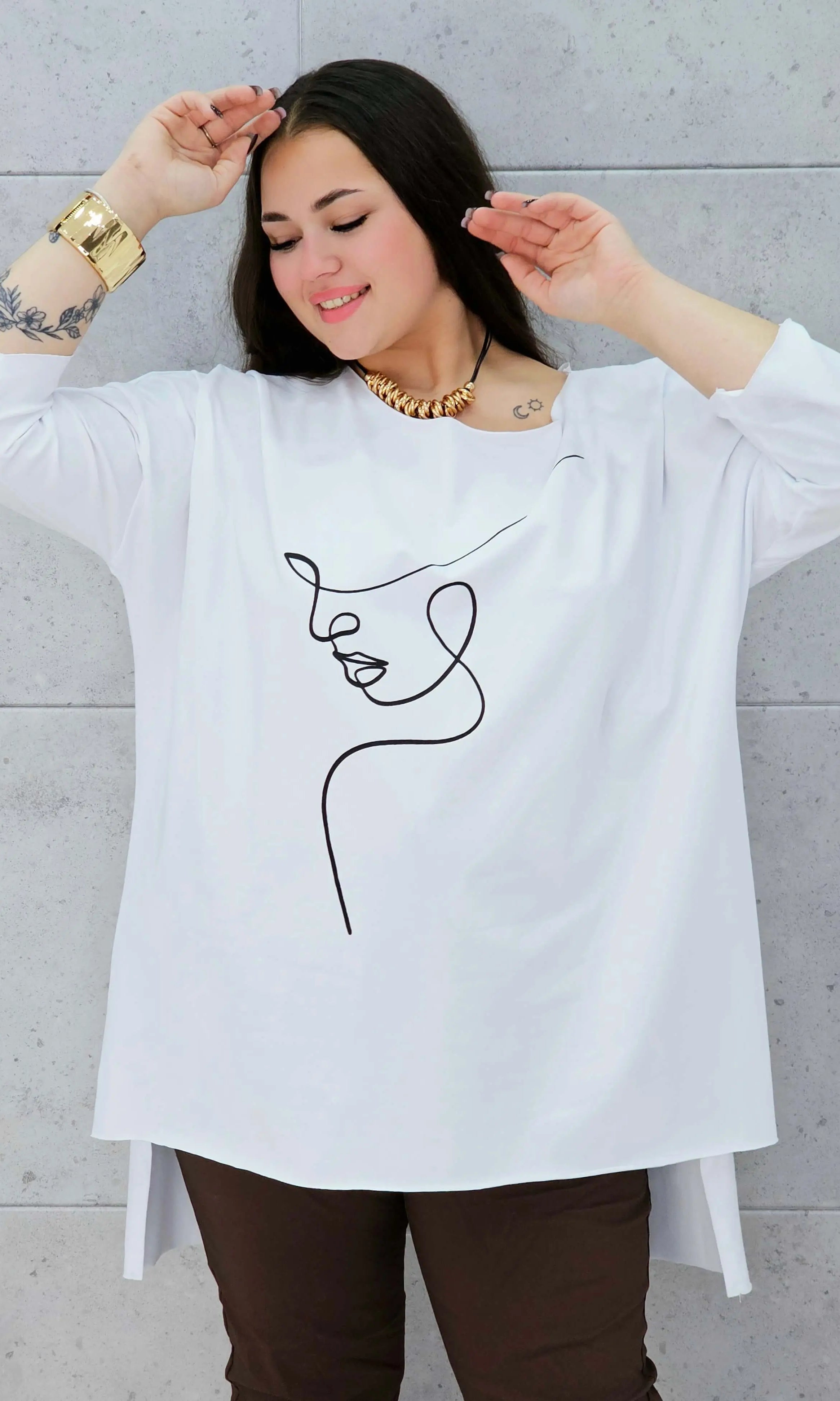 Bluzka plus size z nadrukiem twarzy – modna i stylowa propozycja na co dzień i spotkania Stylowa XL