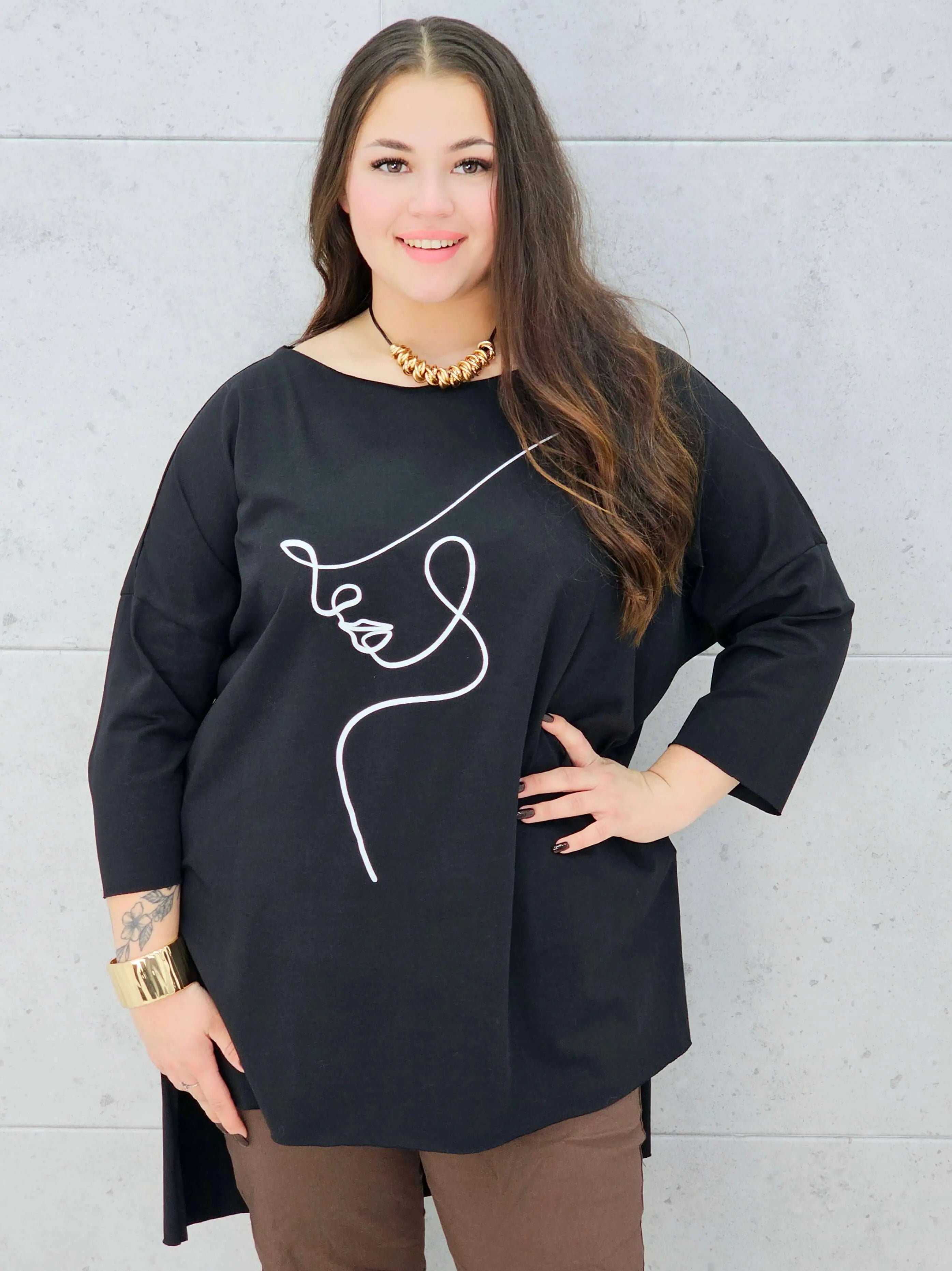 Bluzka plus size z nadrukiem twarzy – modna i stylowa propozycja na co dzień i spotkania Stylowa XL