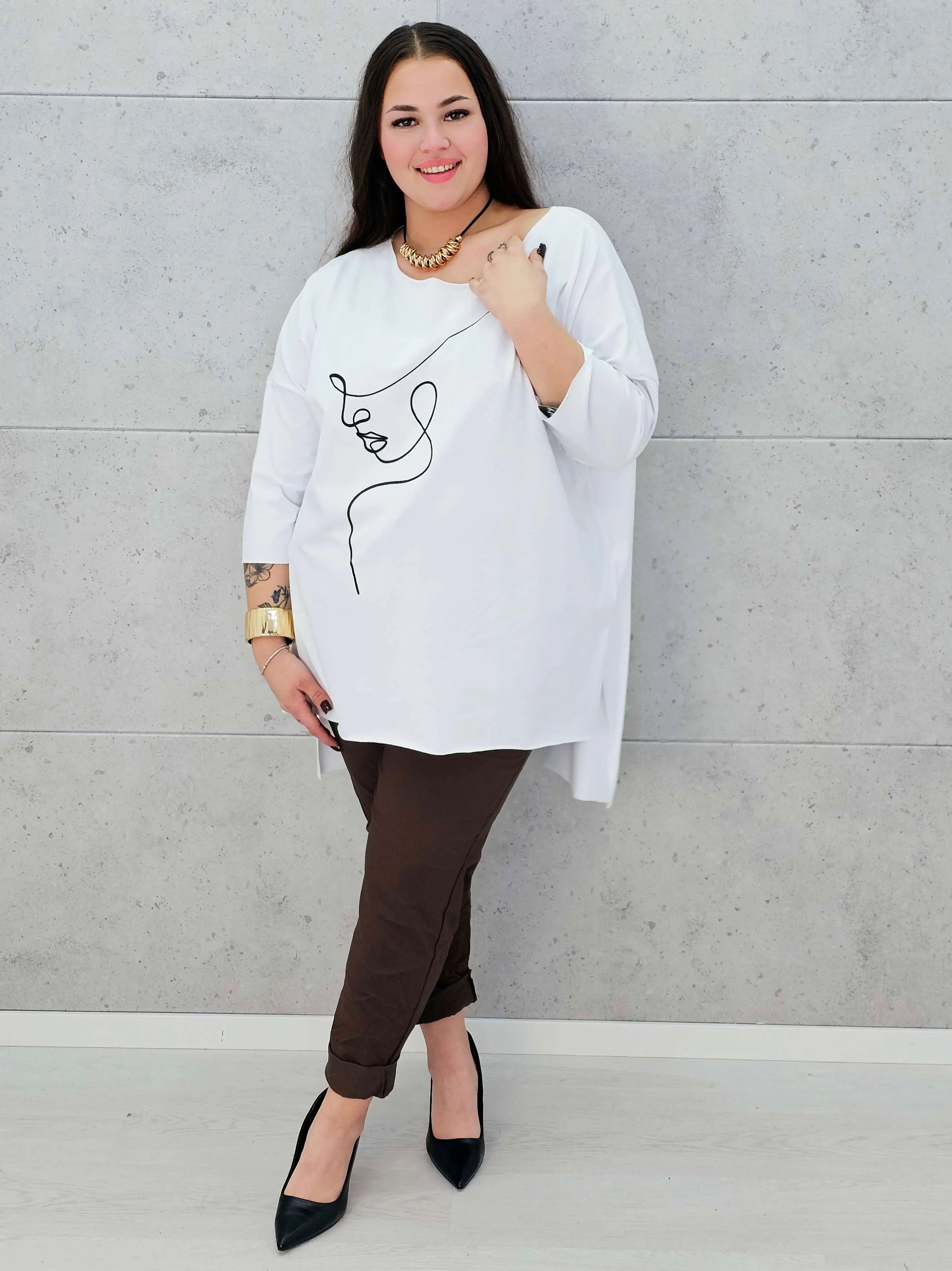 Bluzka plus size z nadrukiem twarzy – modna i stylowa propozycja na co dzień i spotkania Stylowa XL