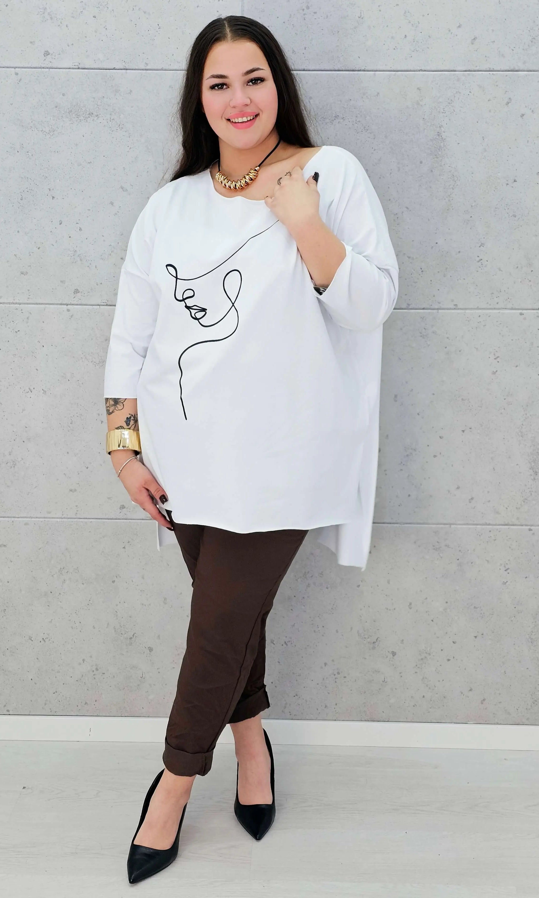 Bluzka plus size z nadrukiem twarzy – modna i stylowa propozycja na co dzień i spotkania Stylowa XL