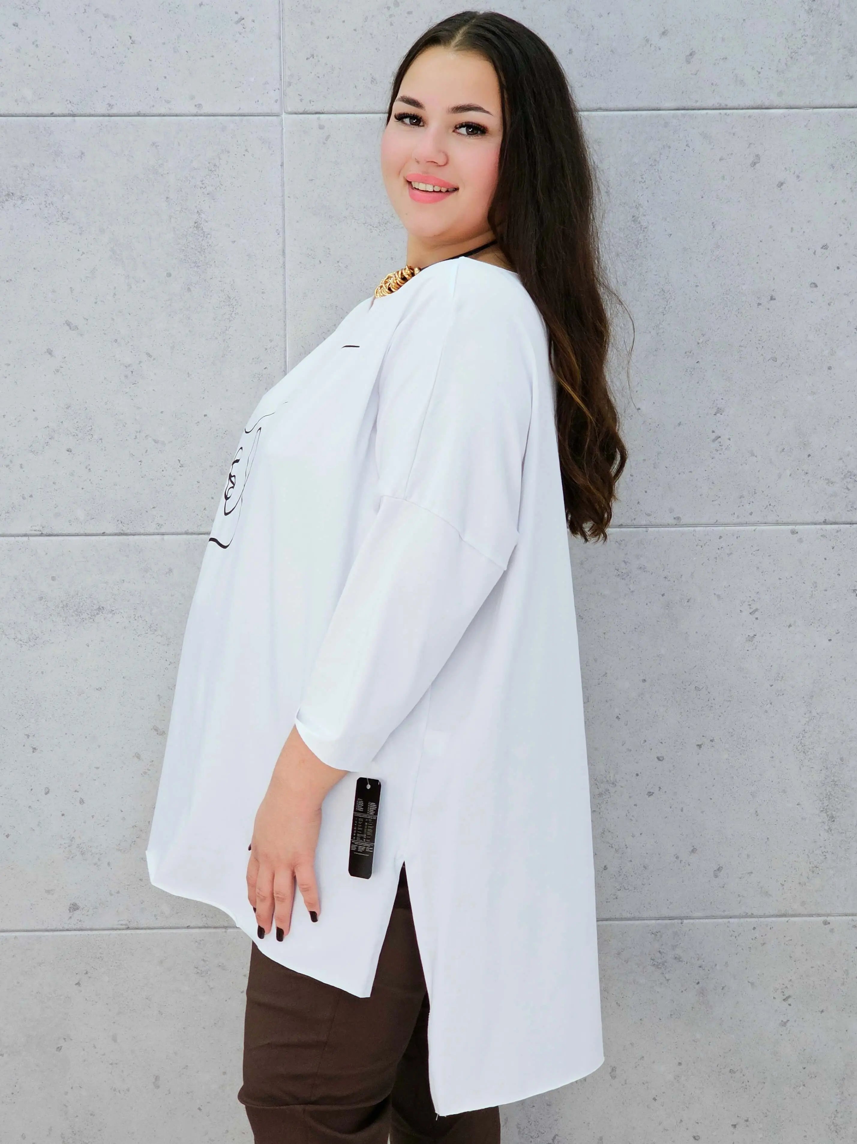 Bluzka plus size z nadrukiem twarzy – modna i stylowa propozycja na co dzień i spotkania Stylowa XL