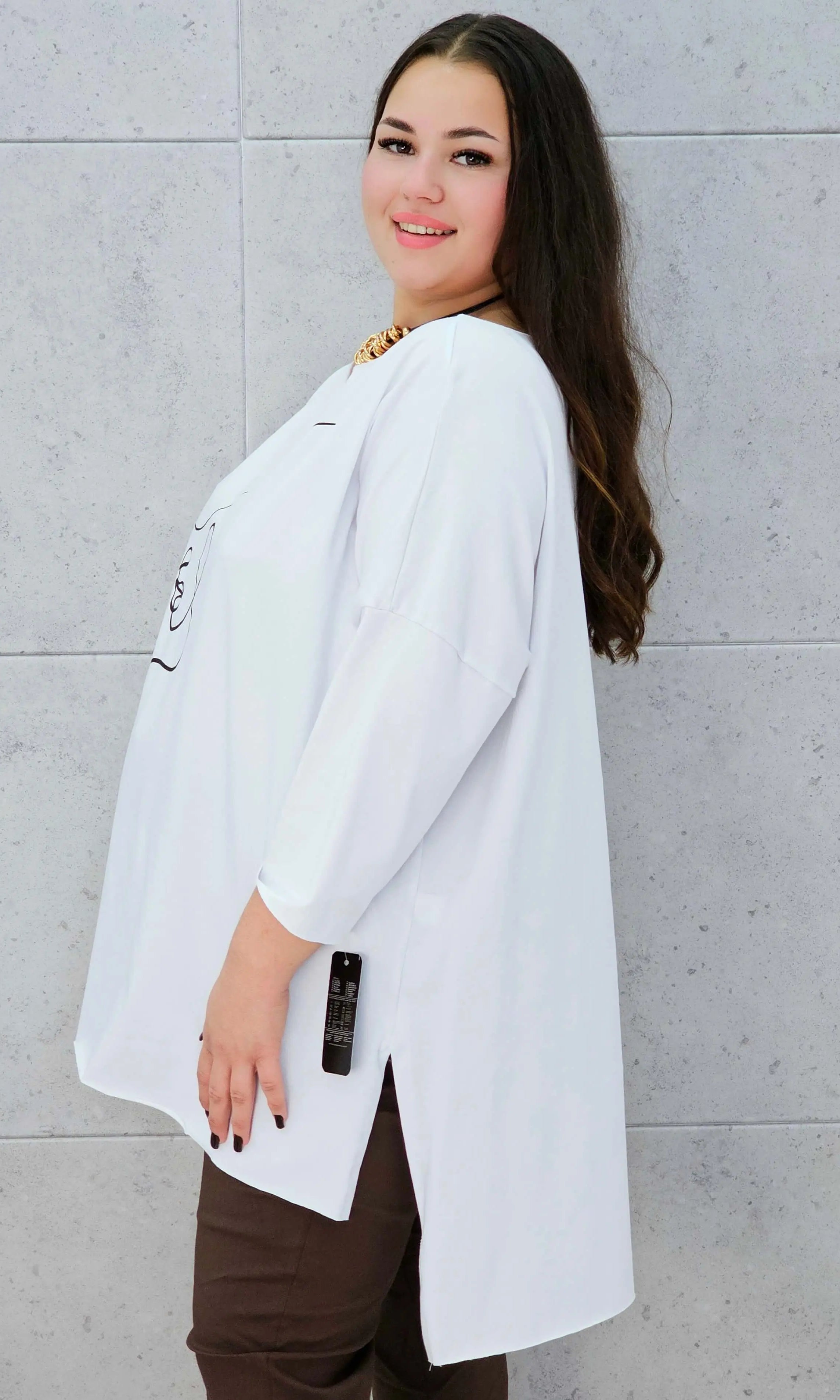 Bluzka plus size z nadrukiem twarzy – modna i stylowa propozycja na co dzień i spotkania Stylowa XL