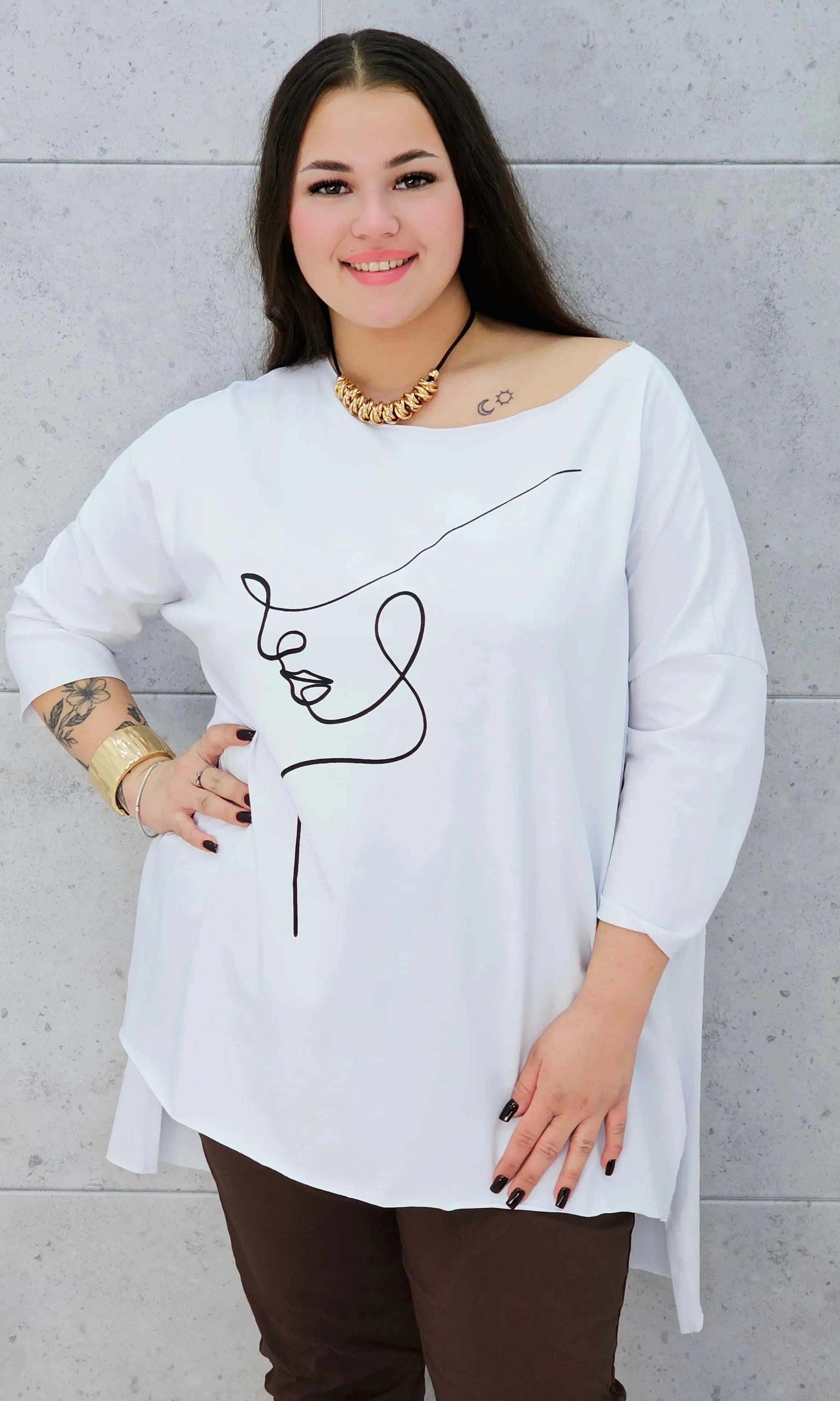 Bluzka plus size z nadrukiem twarzy – modna i stylowa propozycja na co dzień i spotkania Stylowa XL