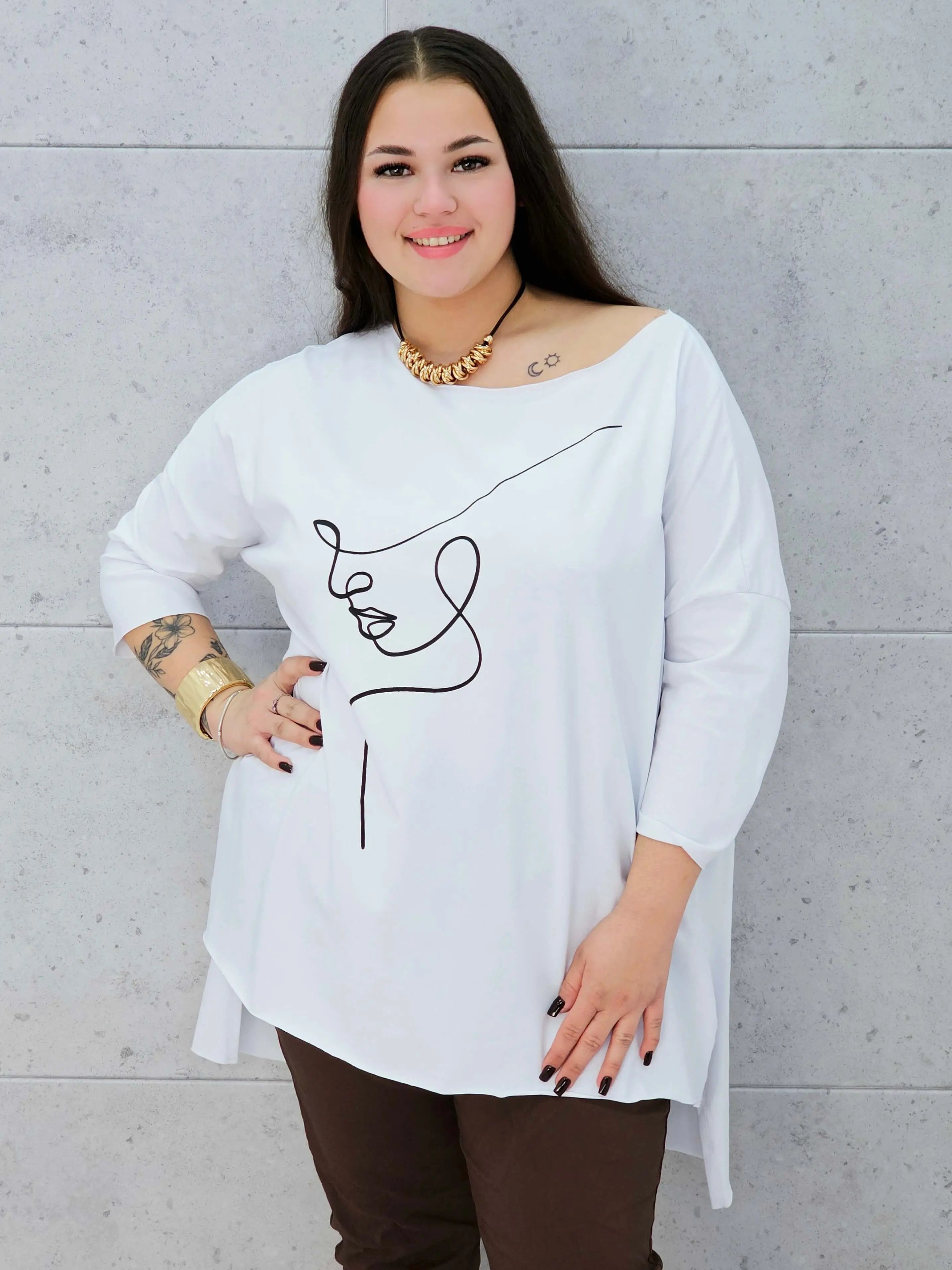 Bluzka plus size z nadrukiem twarzy – modna i stylowa propozycja na co dzień i spotkania Stylowa XL