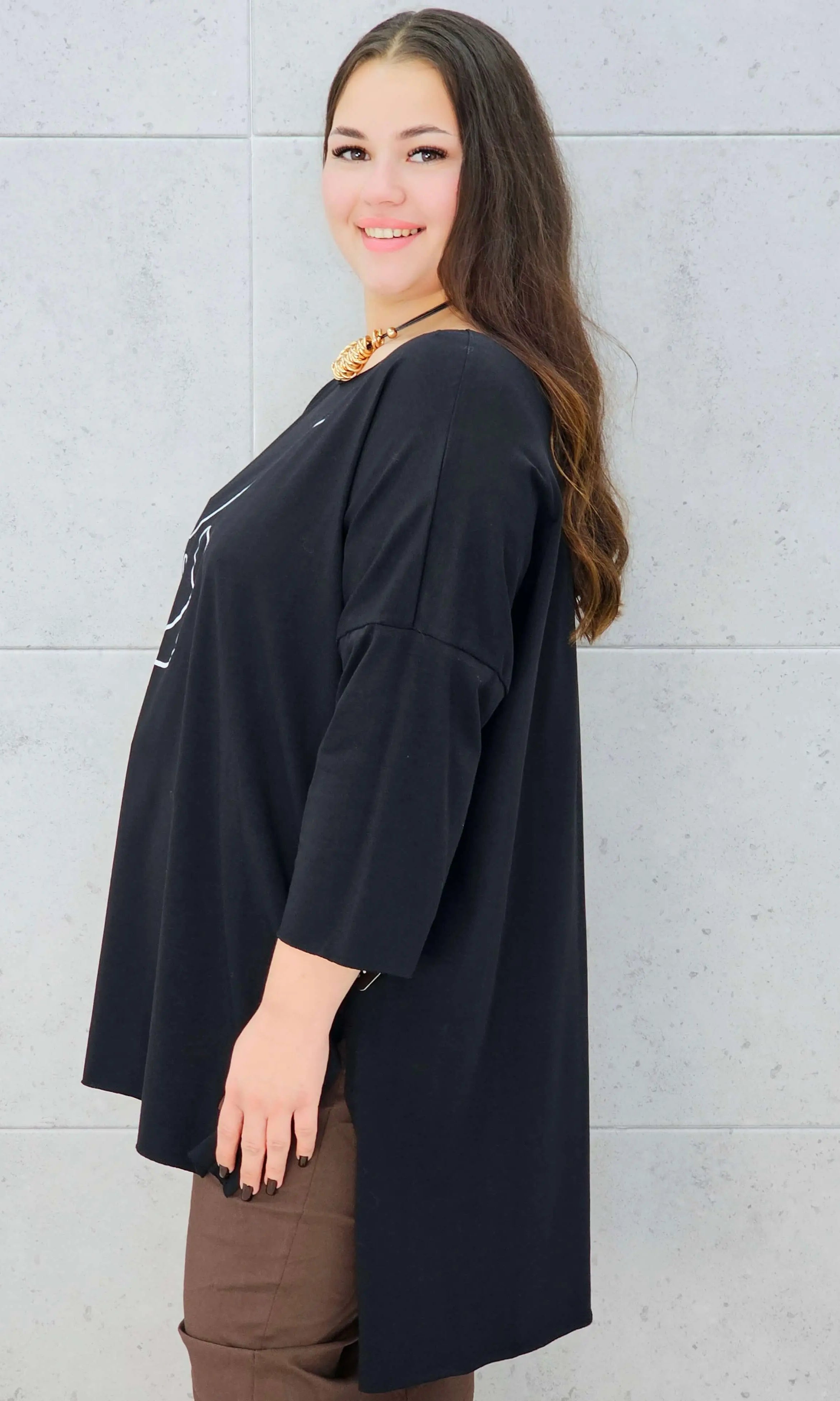 Bluzka plus size z nadrukiem twarzy – modna i stylowa propozycja na co dzień i spotkania Stylowa XL