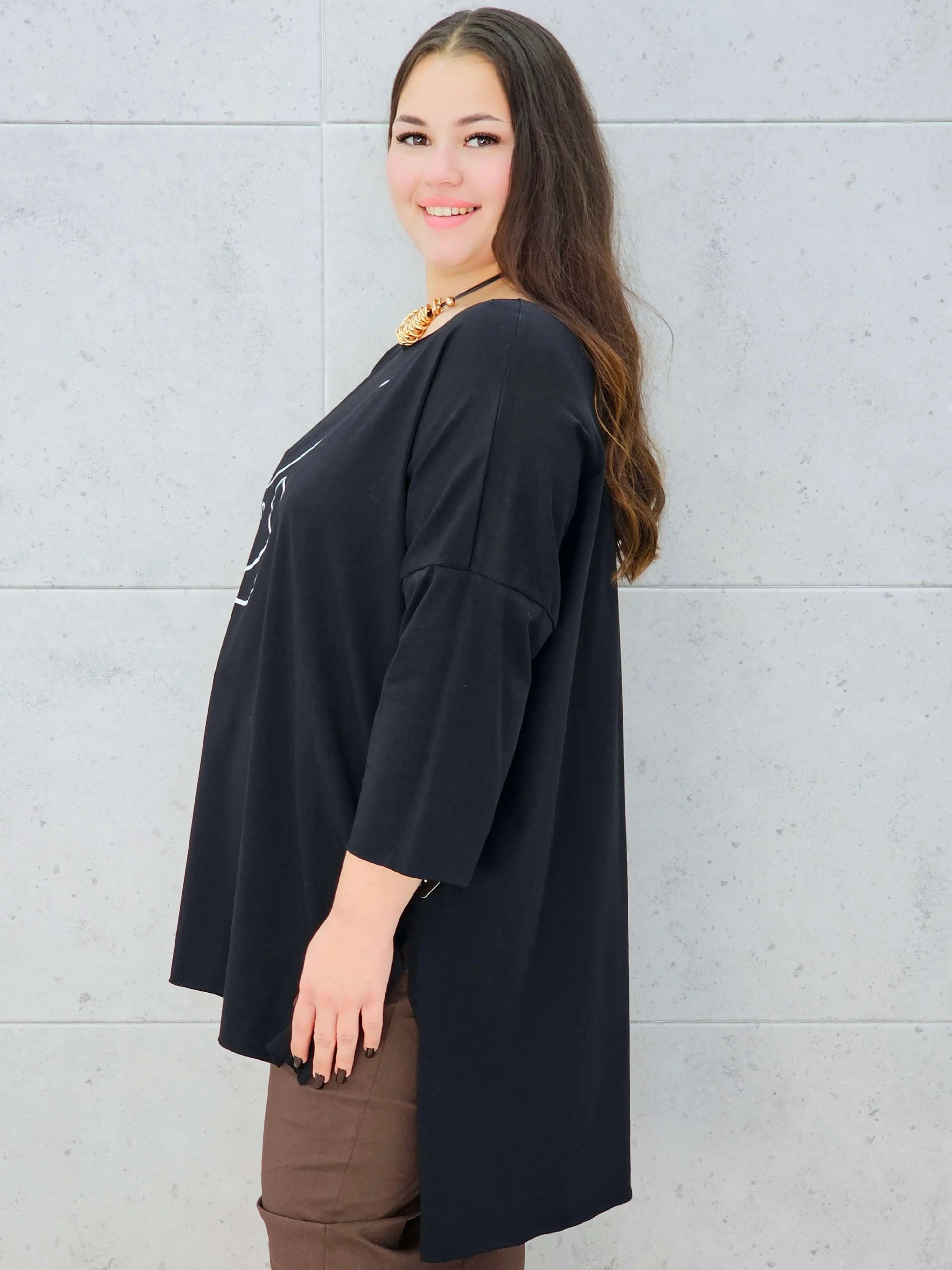 Bluzka plus size z nadrukiem twarzy – modna i stylowa propozycja na co dzień i spotkania Stylowa XL