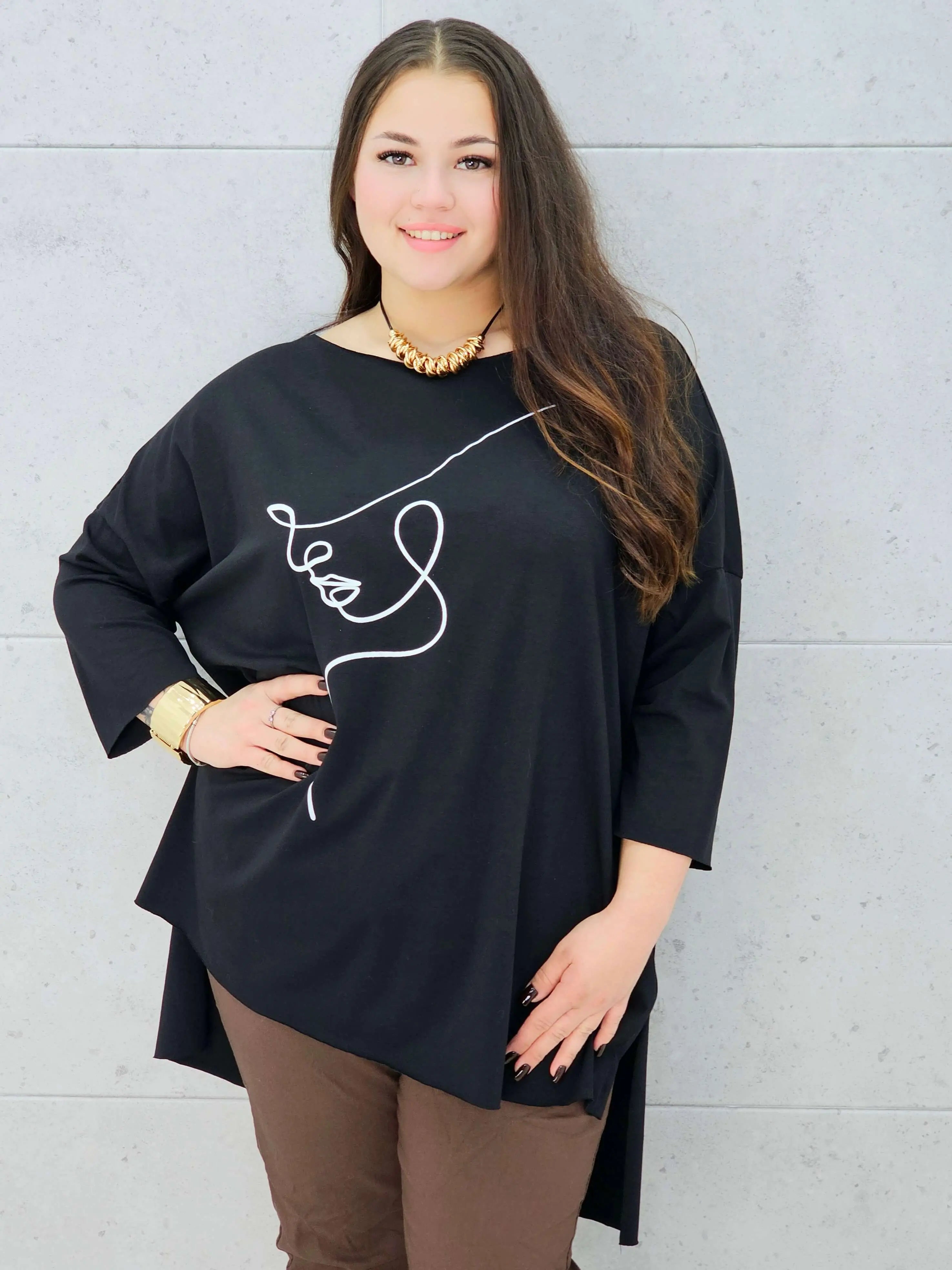 Bluzka plus size z nadrukiem twarzy – modna i stylowa propozycja na co dzień i spotkania Stylowa XL