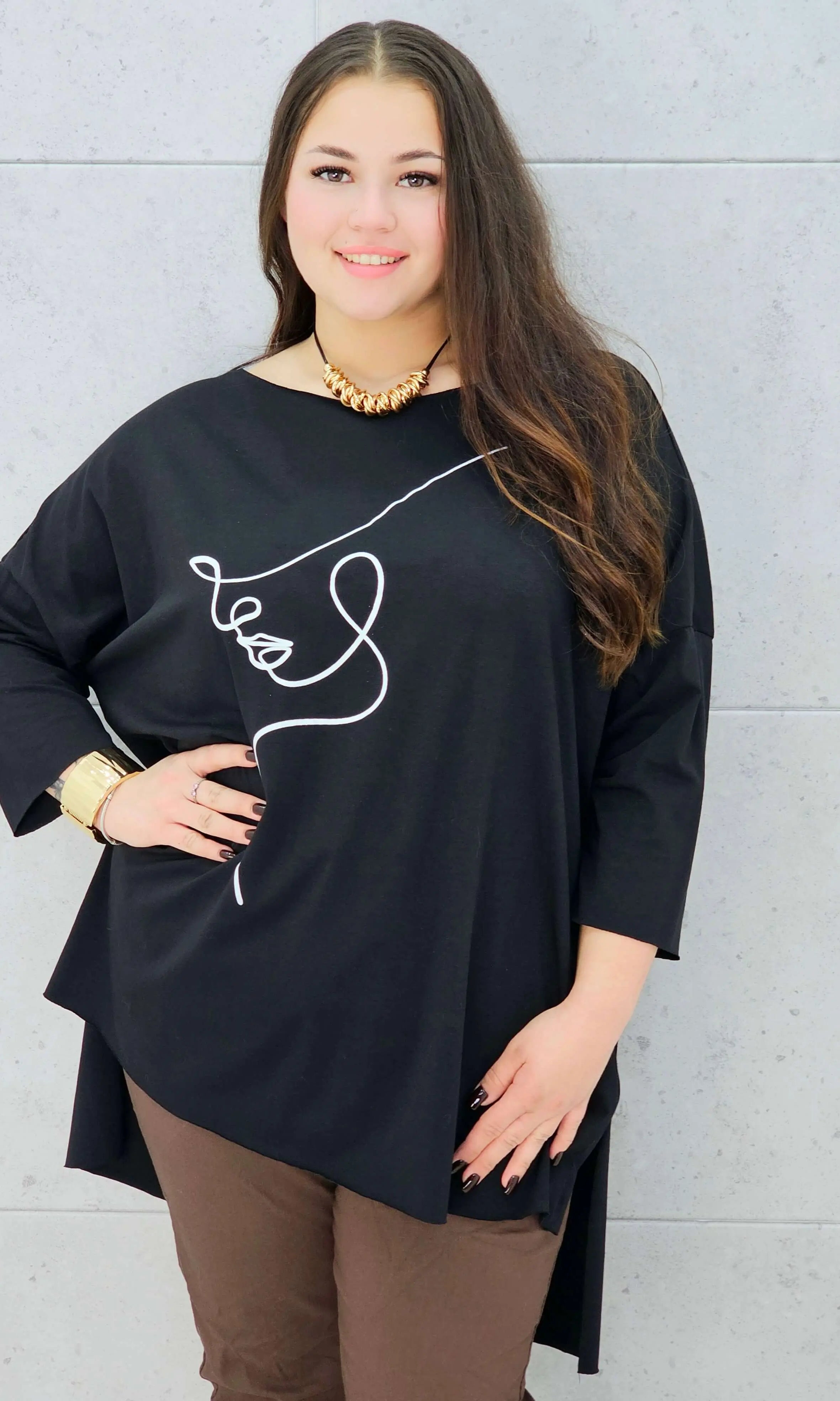 Bluzka plus size z nadrukiem twarzy – modna i stylowa propozycja na co dzień i spotkania Stylowa XL