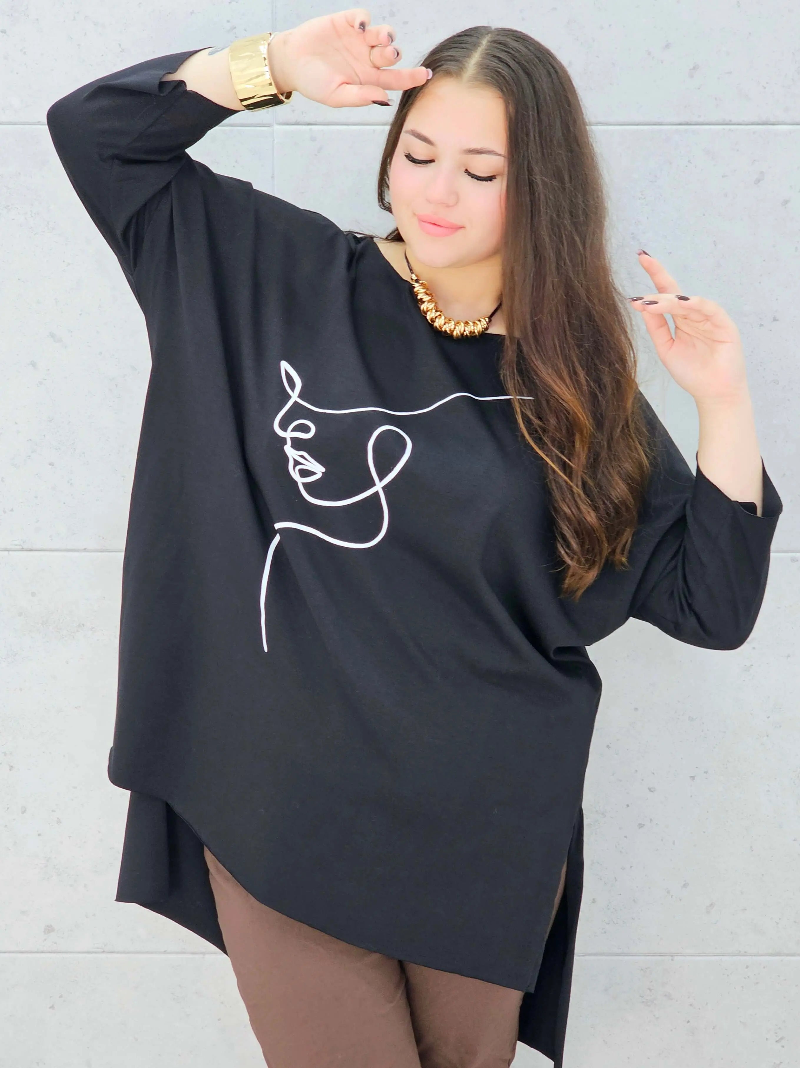 Bluzka plus size z nadrukiem twarzy – modna i stylowa propozycja na co dzień i spotkania Stylowa XL