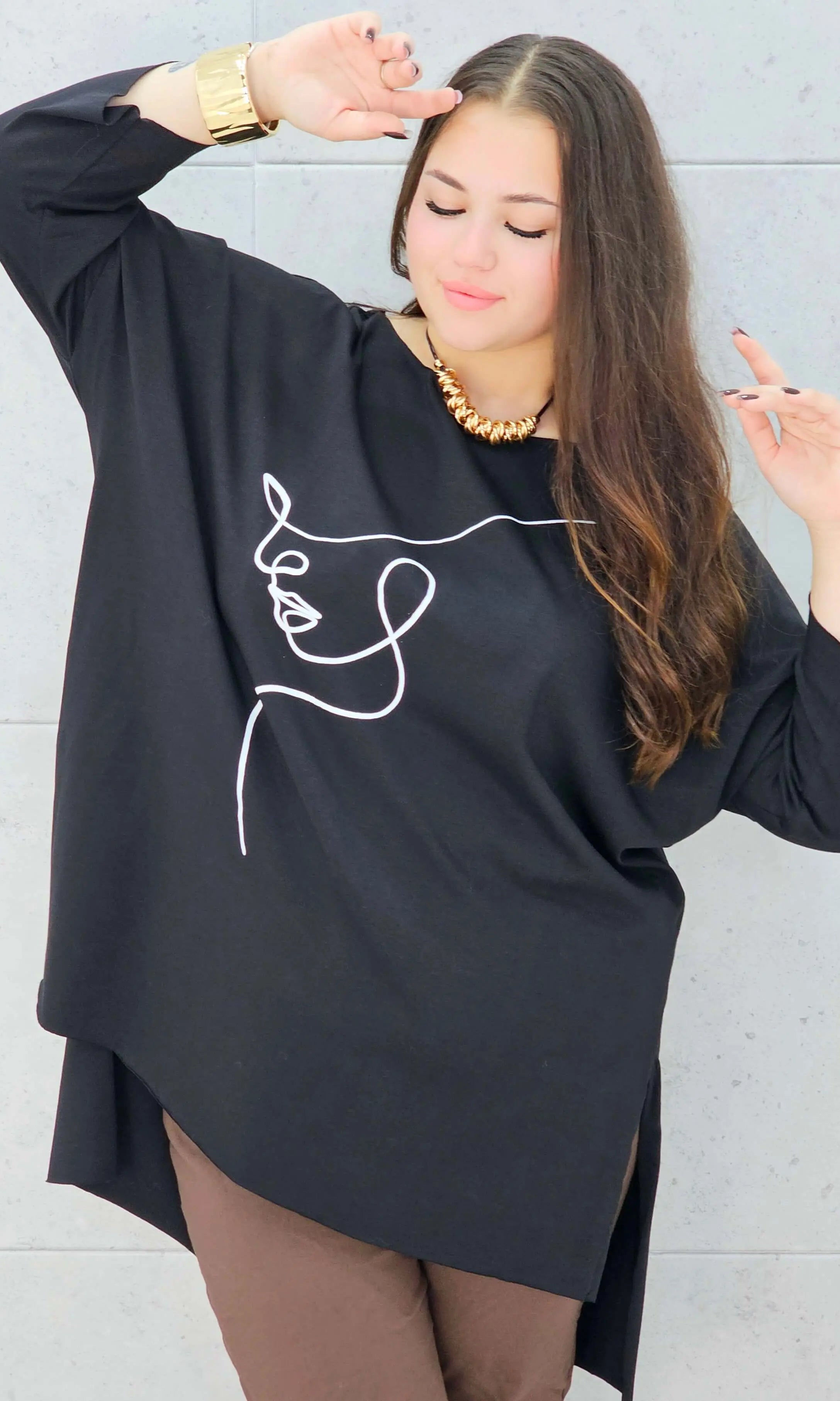 Bluzka plus size z nadrukiem twarzy – modna i stylowa propozycja na co dzień i spotkania Stylowa XL