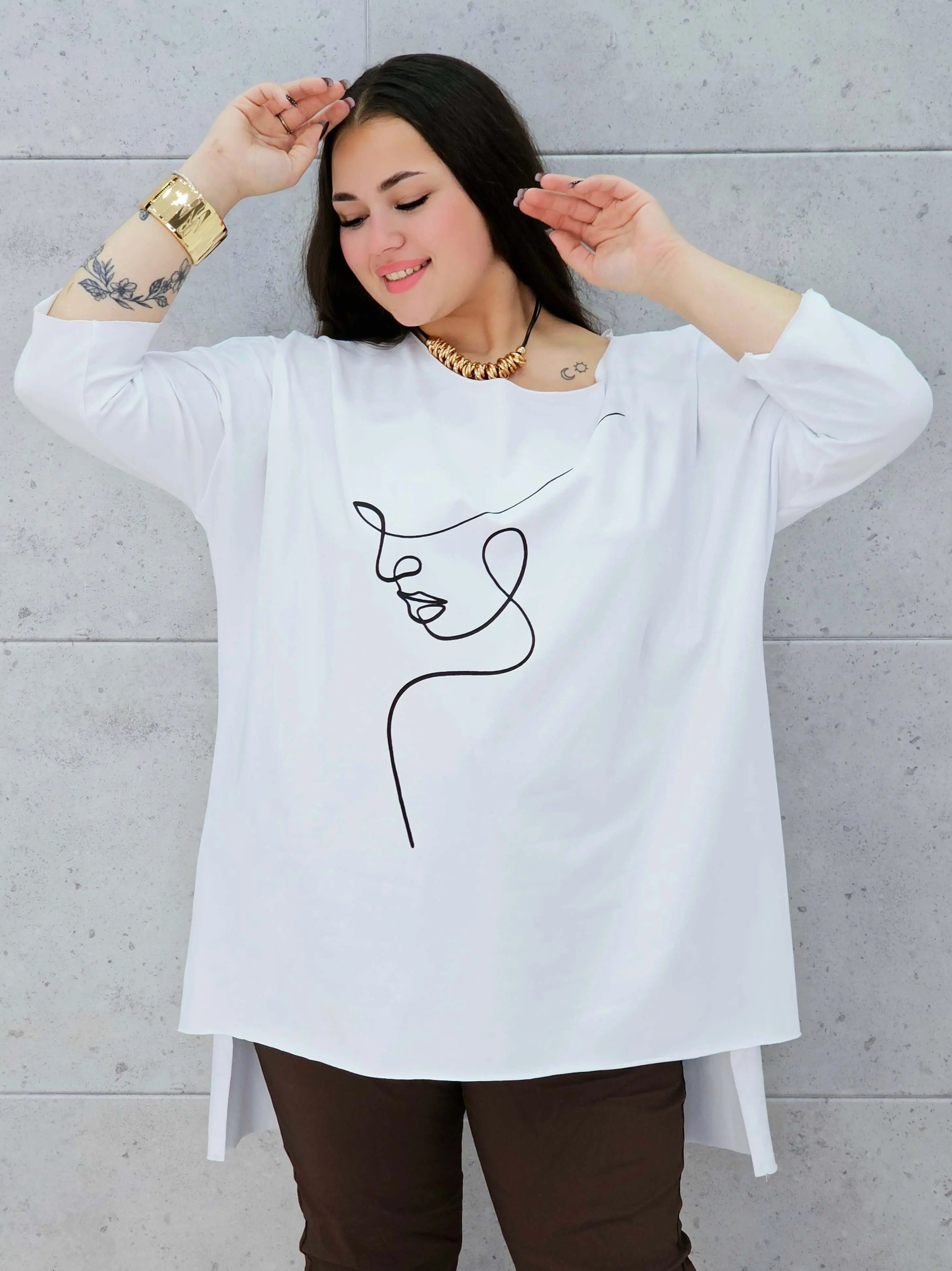 Bluzka plus size z nadrukiem twarzy – modna i stylowa propozycja na co dzień i spotkania Stylowa XL