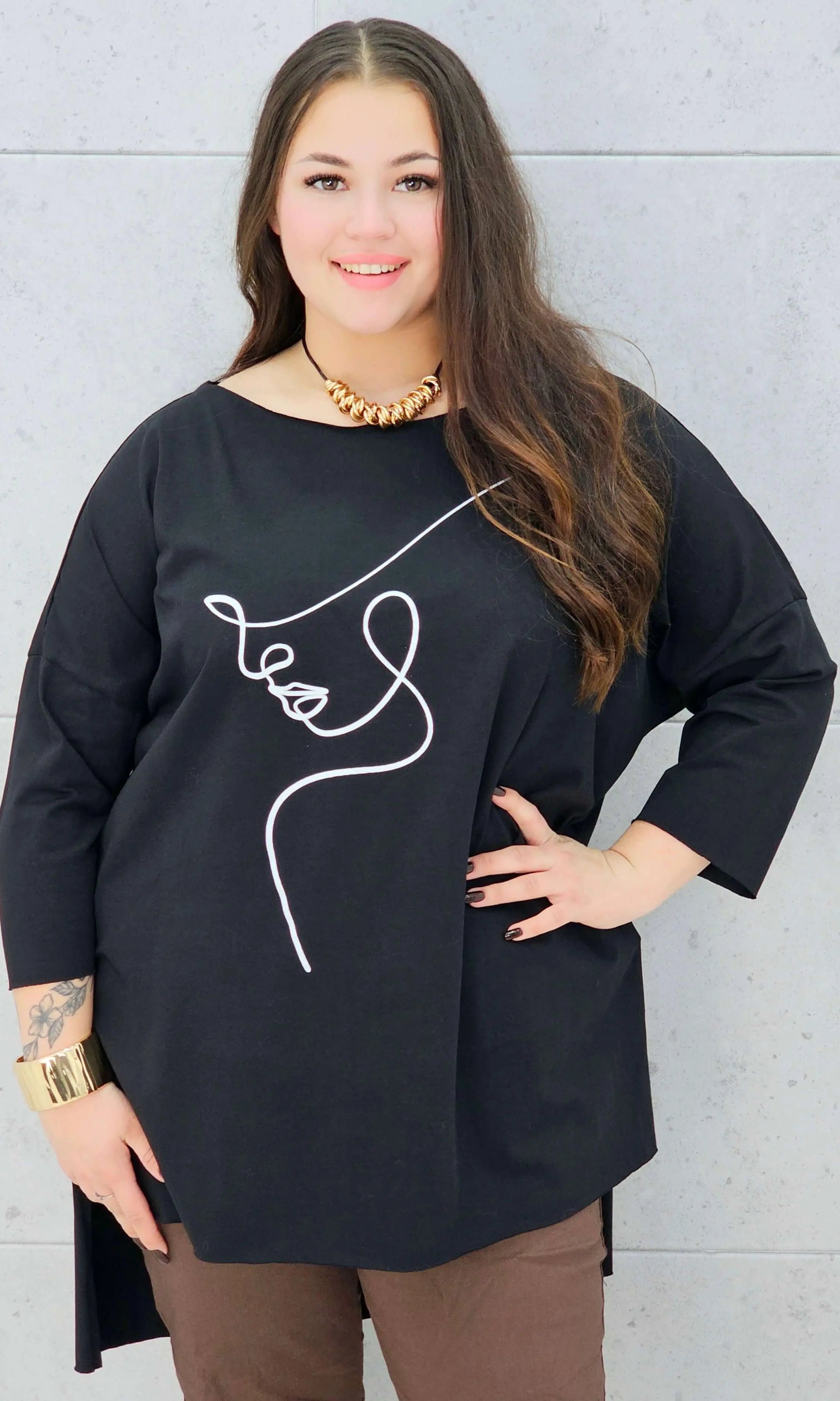 Bluzka plus size z nadrukiem twarzy – modna i stylowa propozycja na co dzień i spotkania Stylowa XL